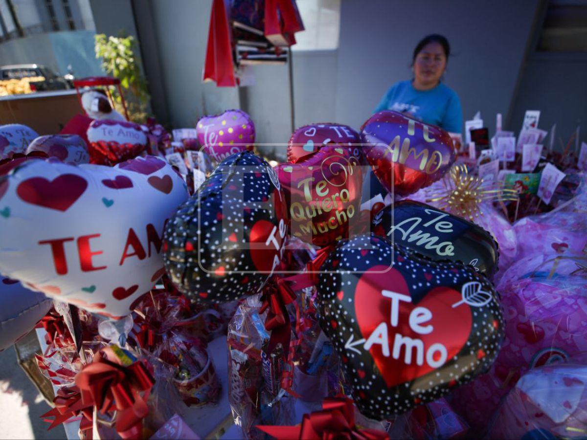 Flores, tazas y globos: así se vive el Día del Amor y la Amistad en la capital