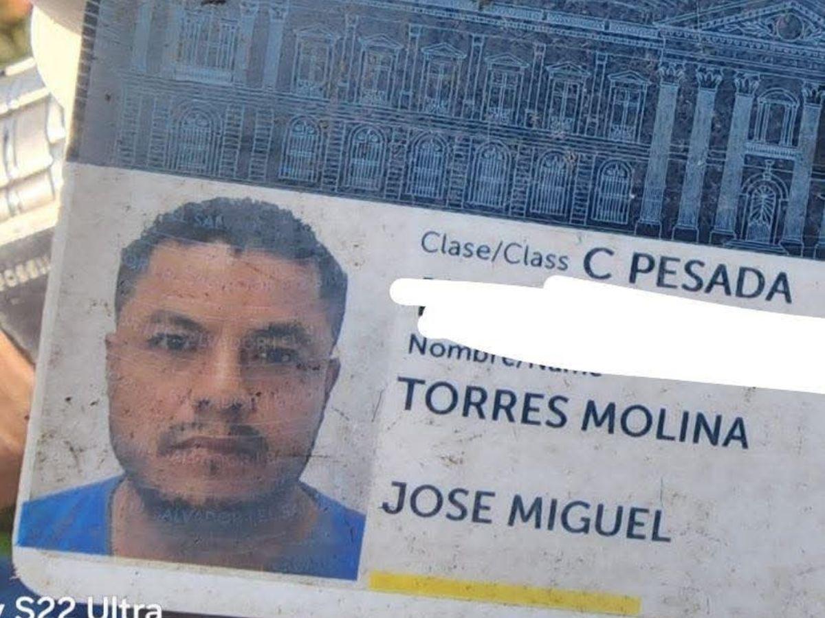 José Torres murió atrapado en su carro que cayó a un crique: momento en que sacan su cuerpo