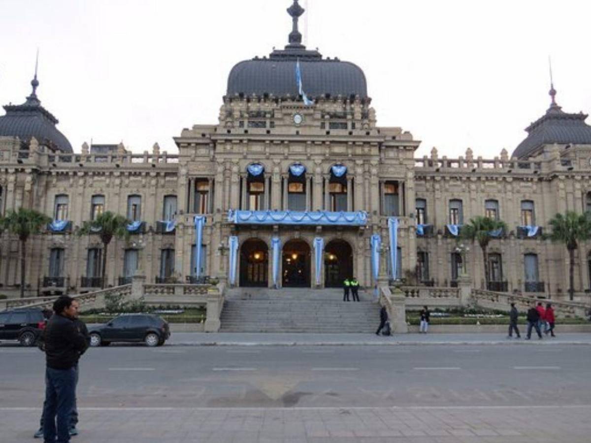 Pareja muere tras quedar atrapada en su auto por fuertes lluvias en Argentina
