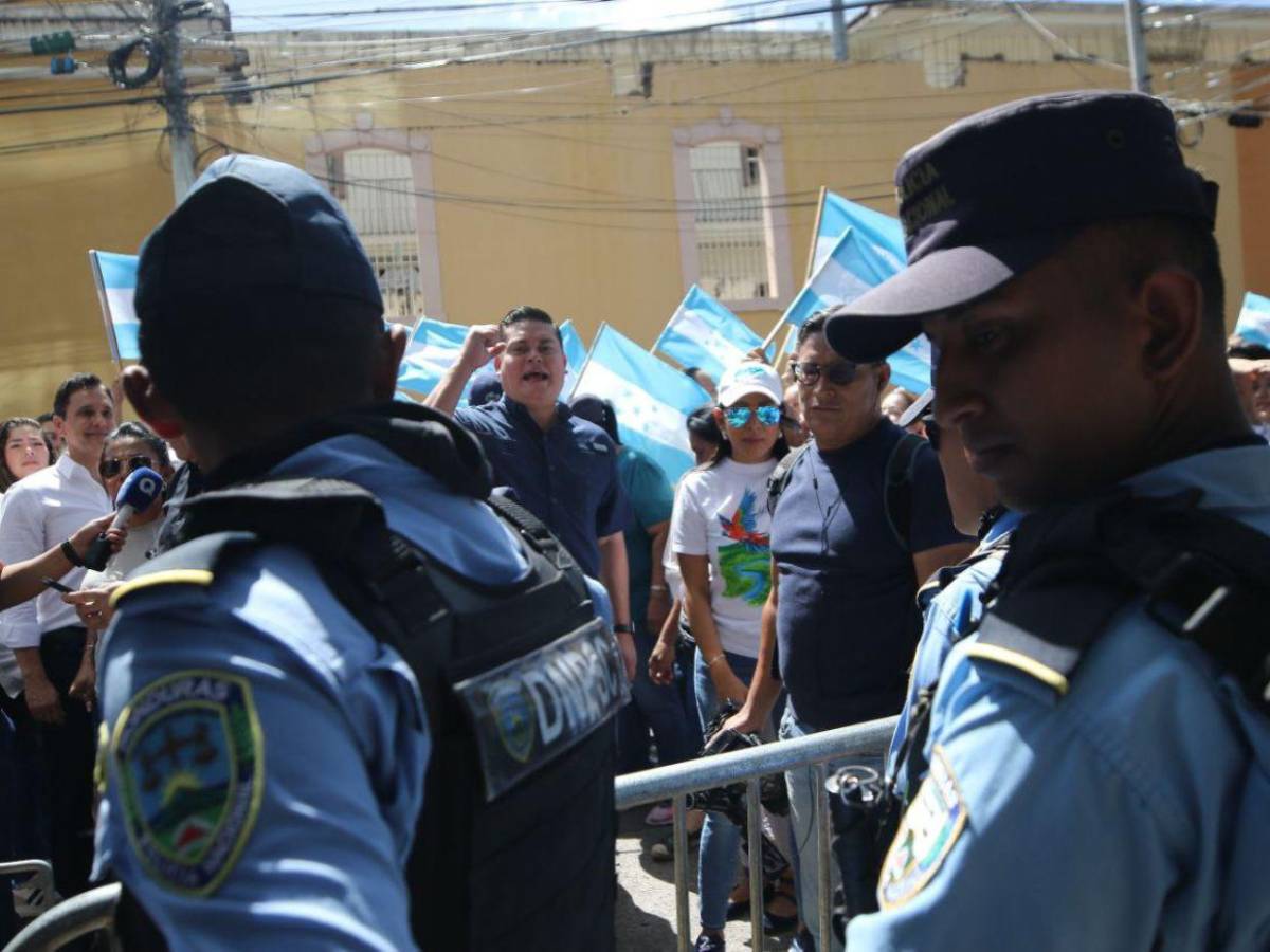 ¡Fuera el familión!: Militantes del Partido Nacional protestan en apoyo a consejeras del CNE