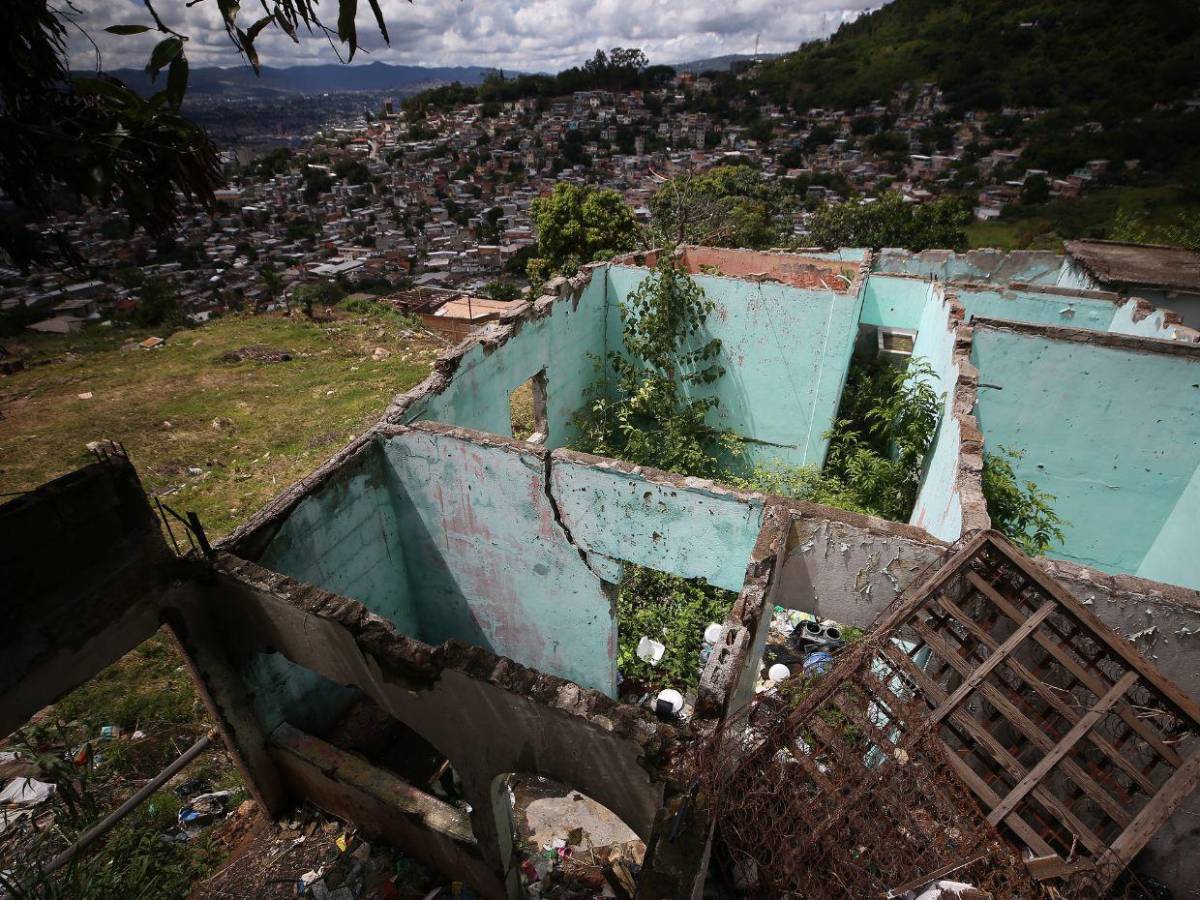 Con miedo y sin dormir:  Familias de la Guillén temen nuevos derrumbes en la zona cero