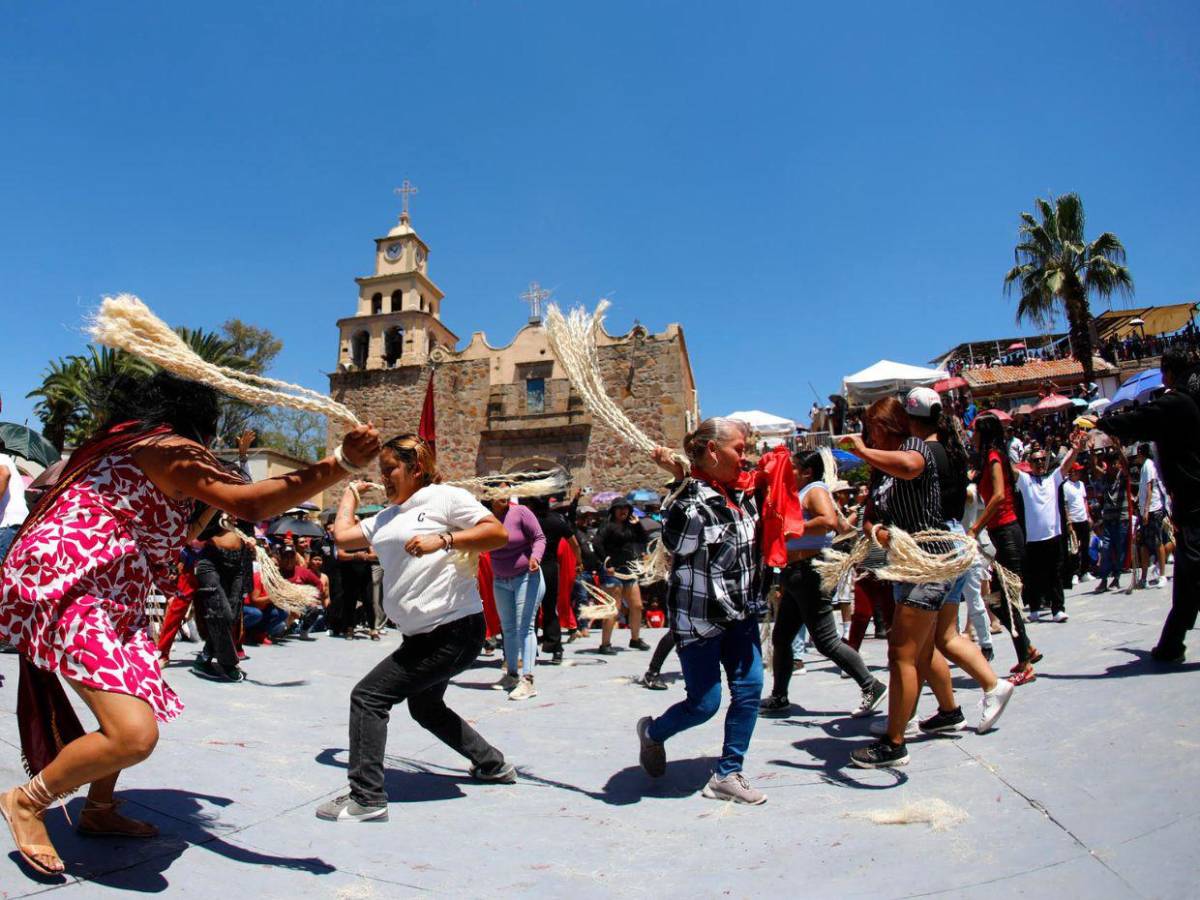 Penitencia y tradición: habitantes de Jalisco se azotan en ritual de Semana Santa