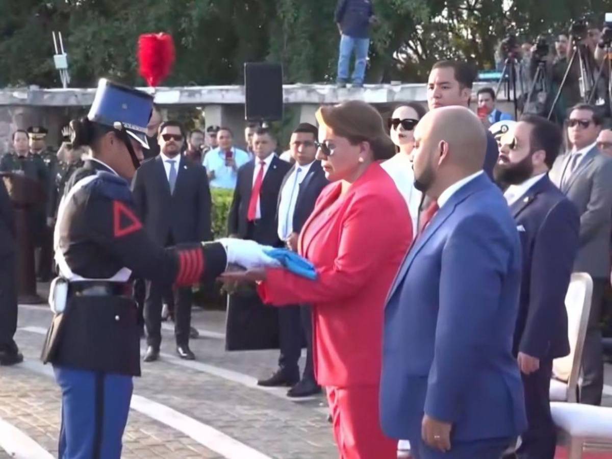 Las imágenes que dejó la ceremonia de izado de la Bandera Nacional en el Juana Laínez