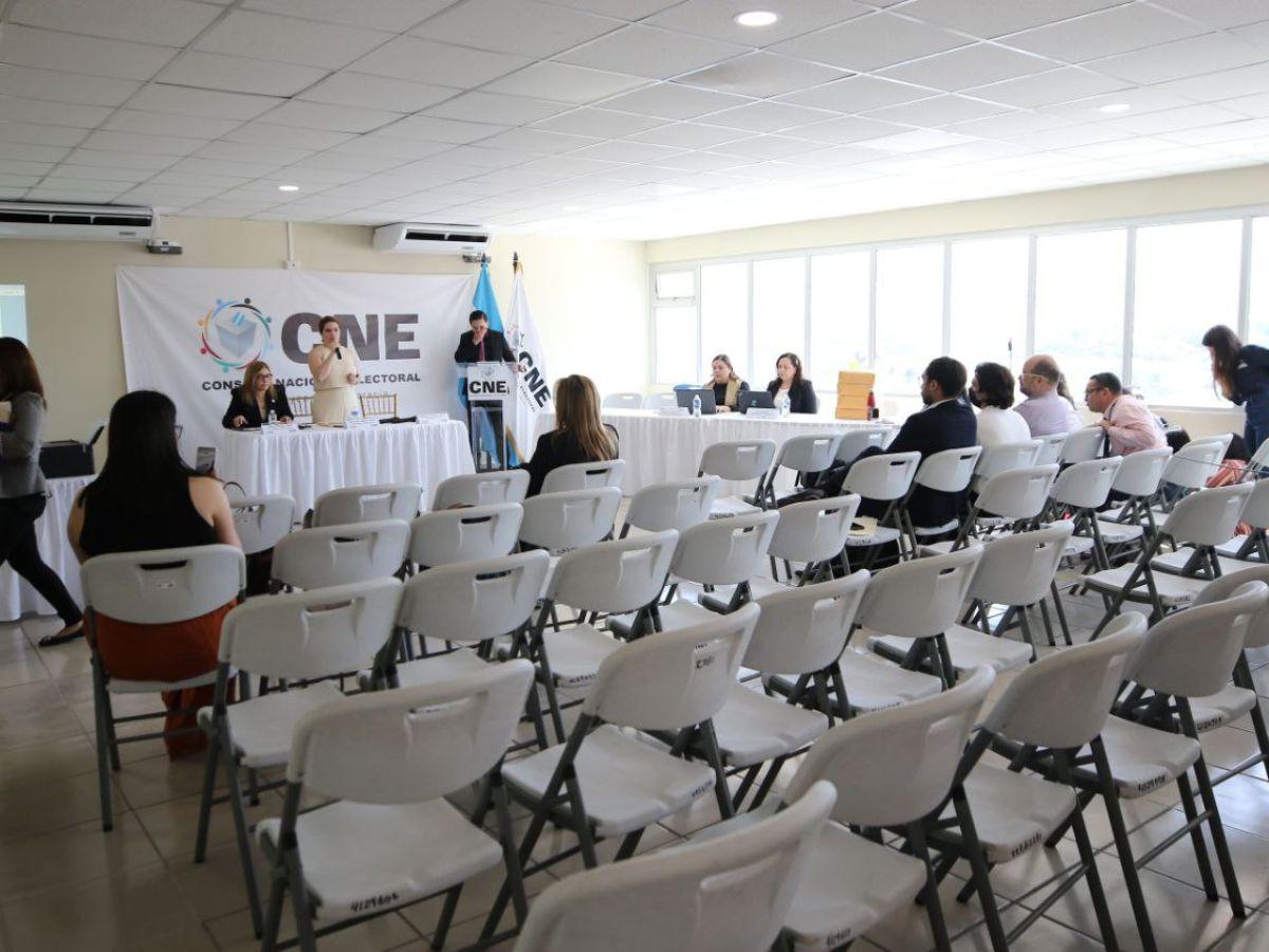 Sillas vacías, protestas y solo una propuesta: Así fue la recepción de ofertas para el biométrico