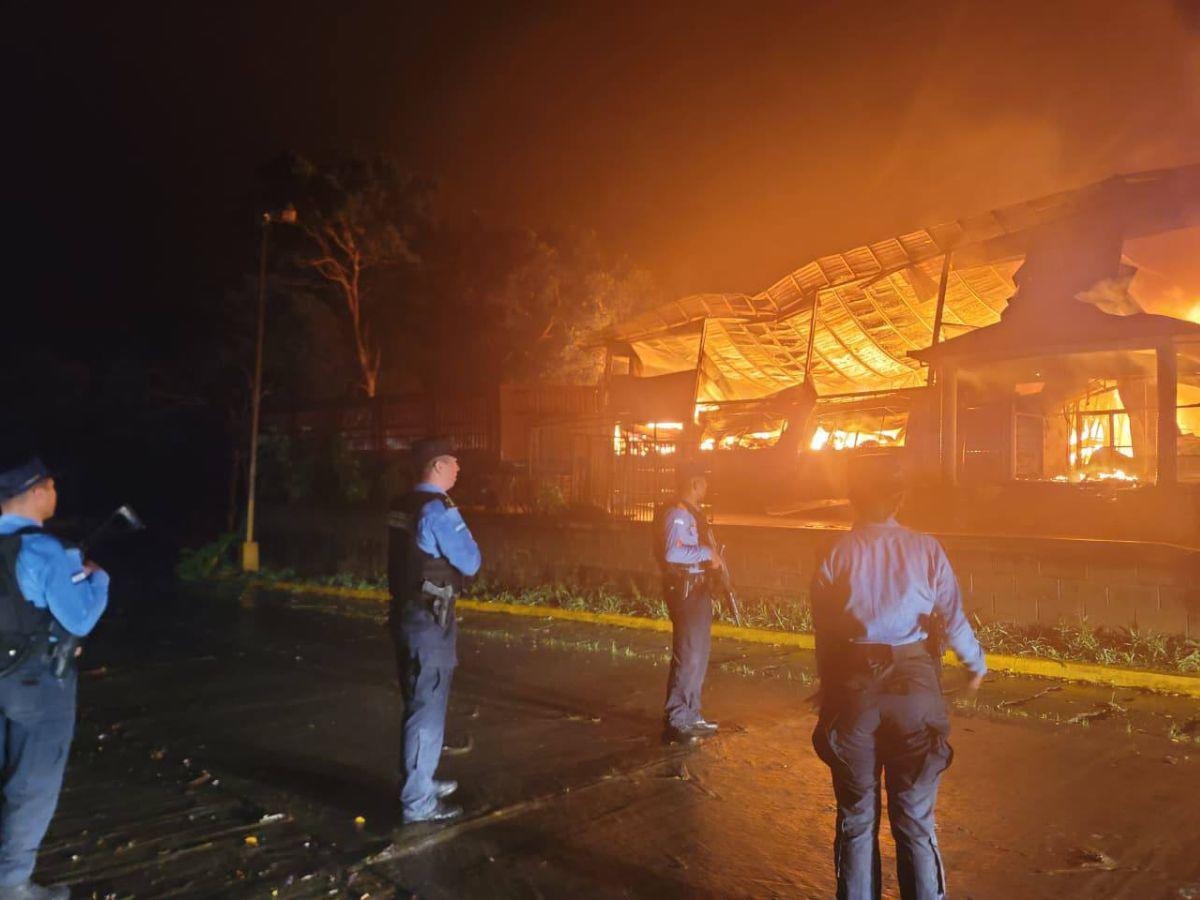 Así fue el voraz incendio que arrasó con una maquila en Cofradía, Cortés