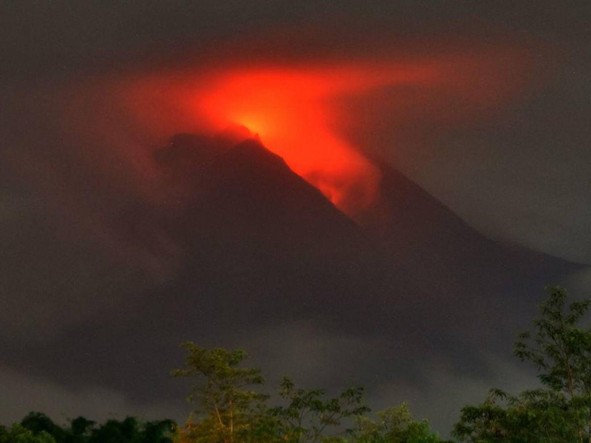 Volcán Merapi entra en erupción y evacúan a más de 250 personas