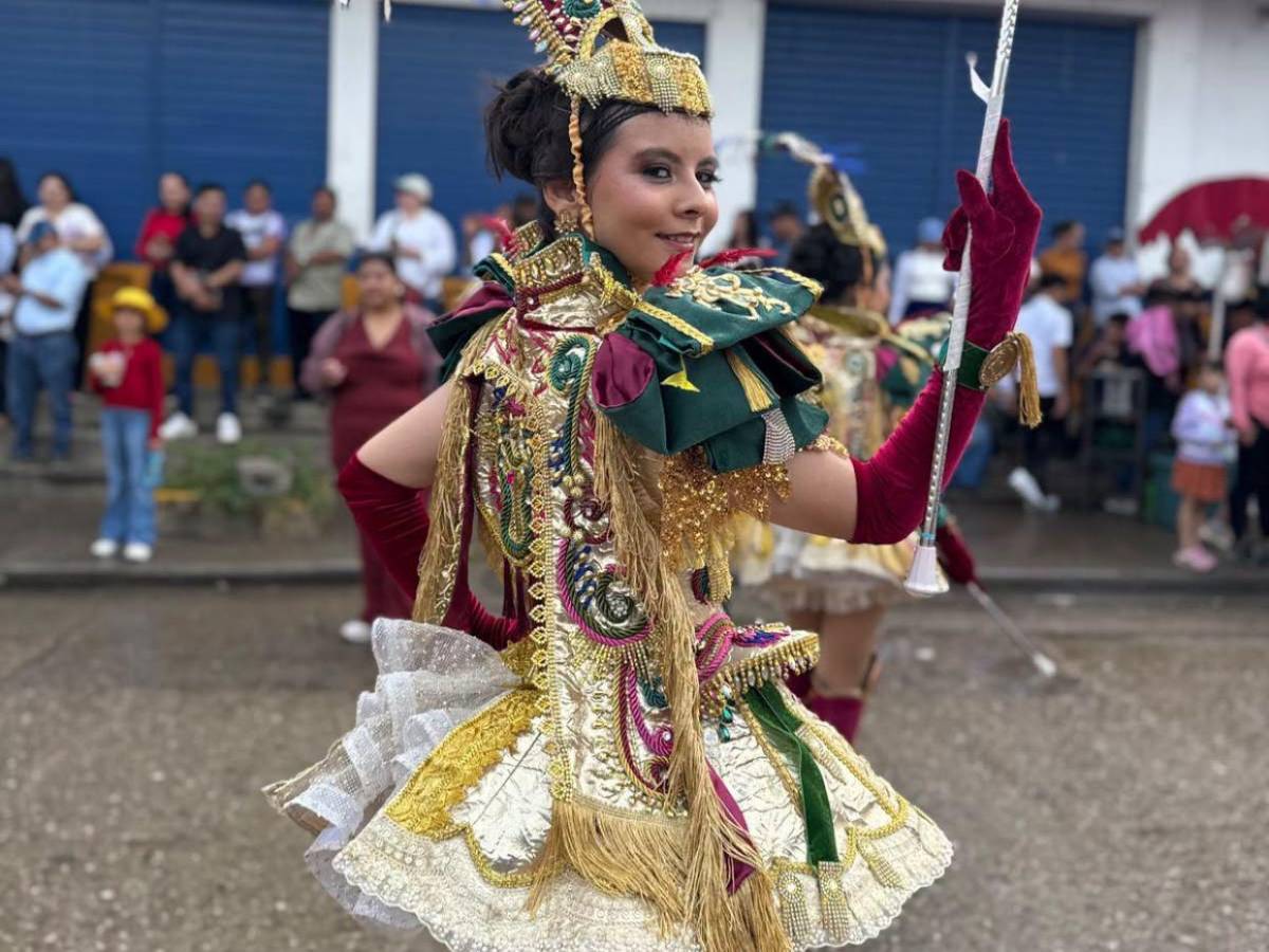 Alta costura y elegancia: palillonas de Danlí, El Paraíso, impactan con sus trajes patrióticos