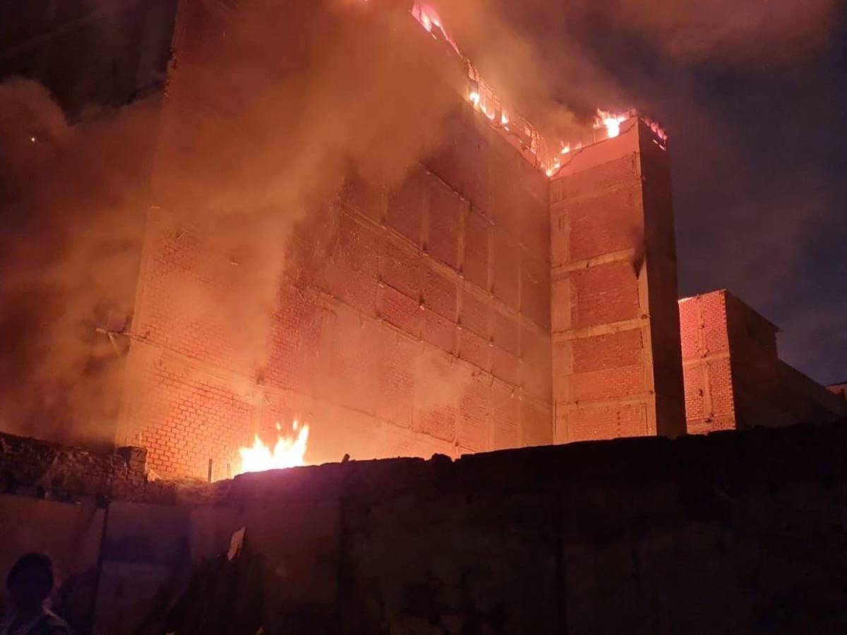 Incendio en Lima: bomberos luchan contra llamas en almacenes de juguetes