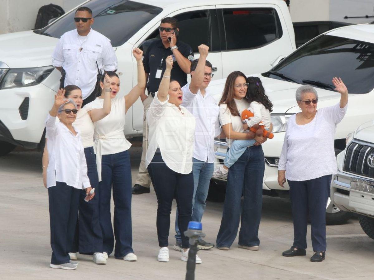 Momento en que Juan Orlando Hernández bajó del avión en Honduras y abrazó a su familia
