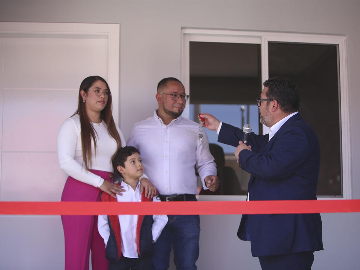 <i>Julio Figueroa, vicepresidente de Banca de Personas de Banco Atlántida, entrega las llaves del nuevo hogar a Klismann Amaya.</i>