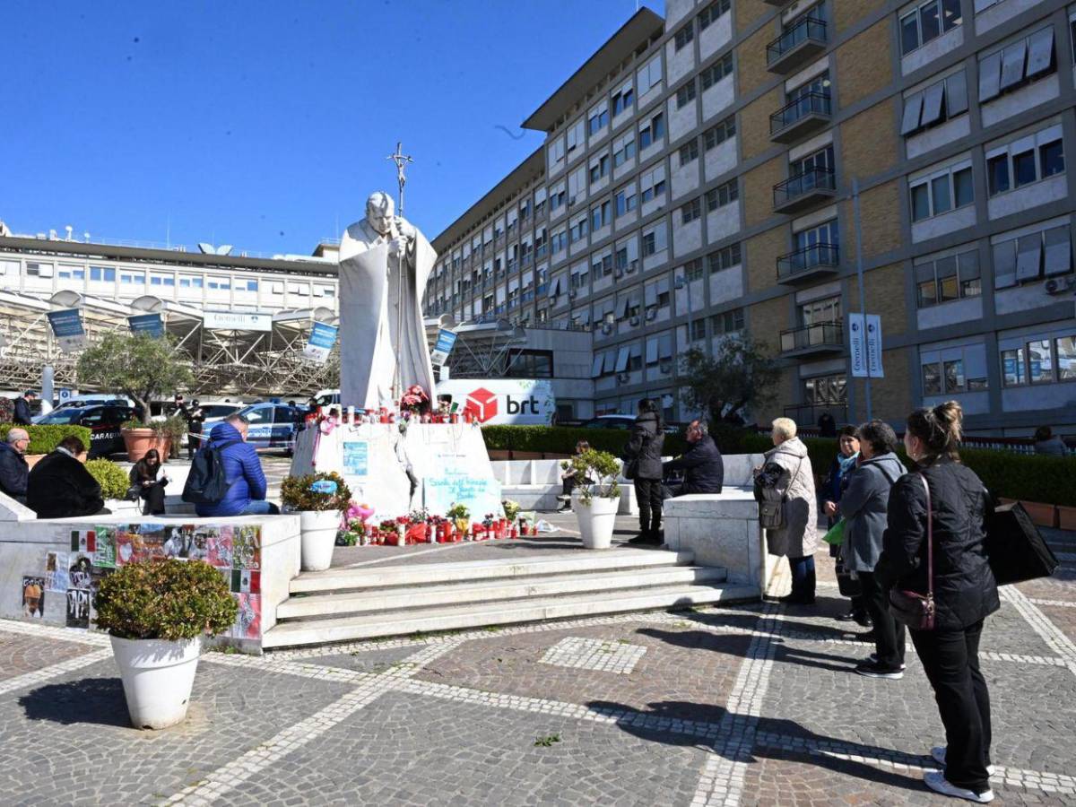 Fieles argentinos rezan por el papa frente al hospital de Roma