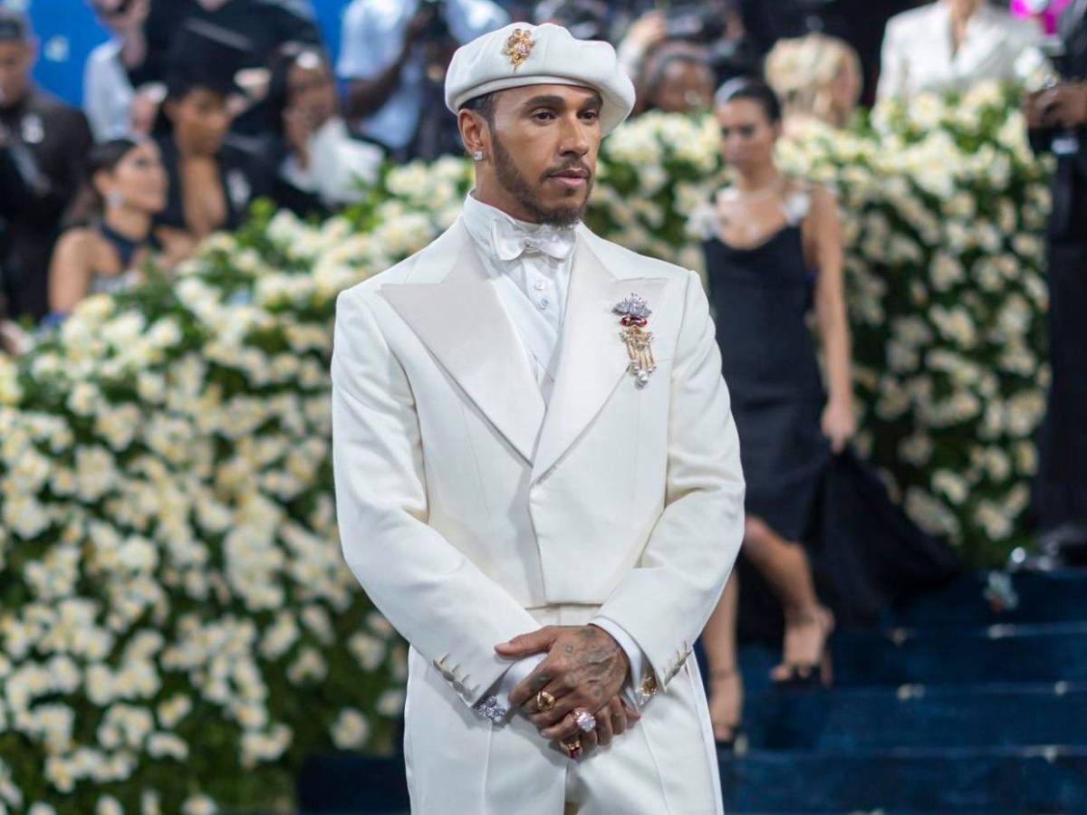 Así fue el elegante atuendo de Lewis Hamilton en la Met Gala 2025