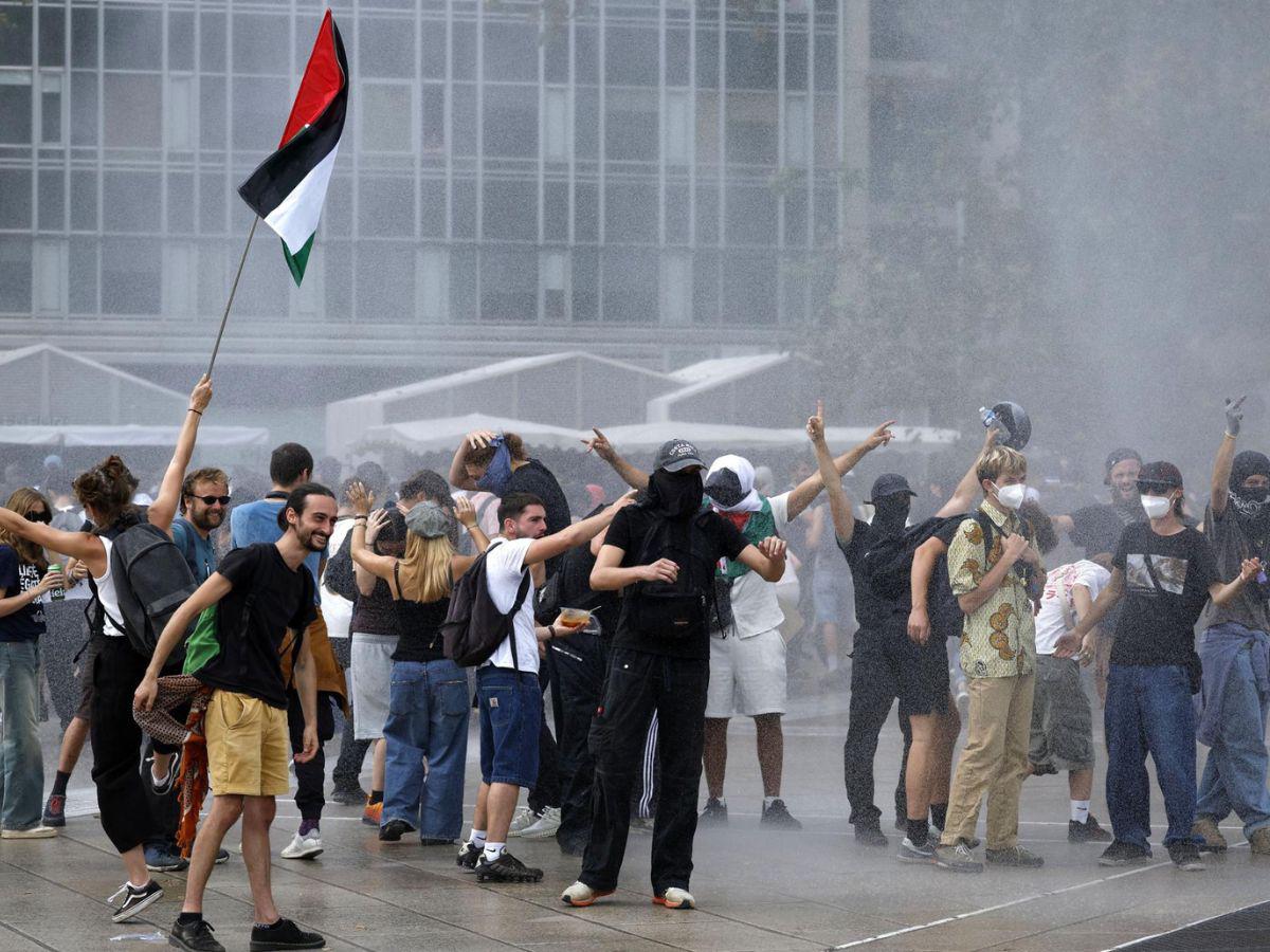 Manifestaciones en Francia: 200 detenidos y bloqueos en autopistas y trenes