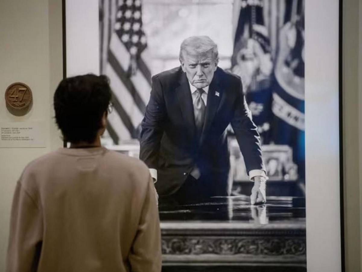 De monedas hasta pasaportes: la obsesión de Trump por plasmar su imagen