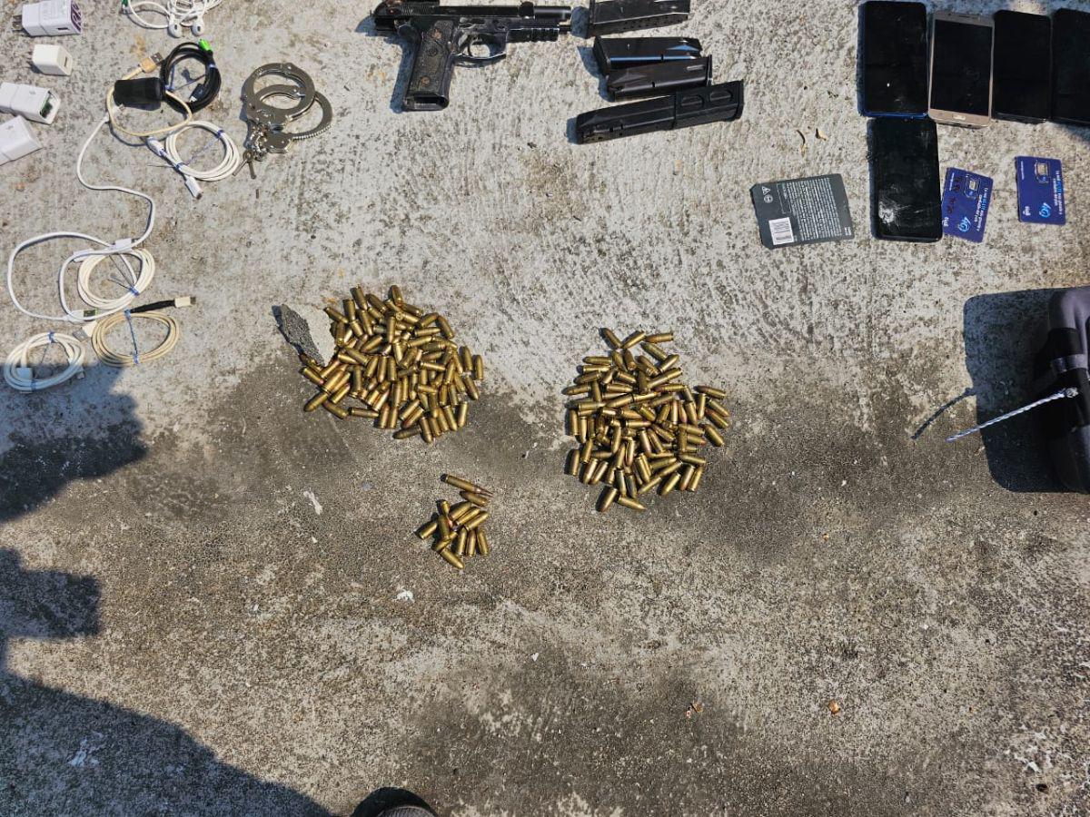 Cargadores, armas, celulares y proyectiles esconden los reos en los centros penales de Honduras.