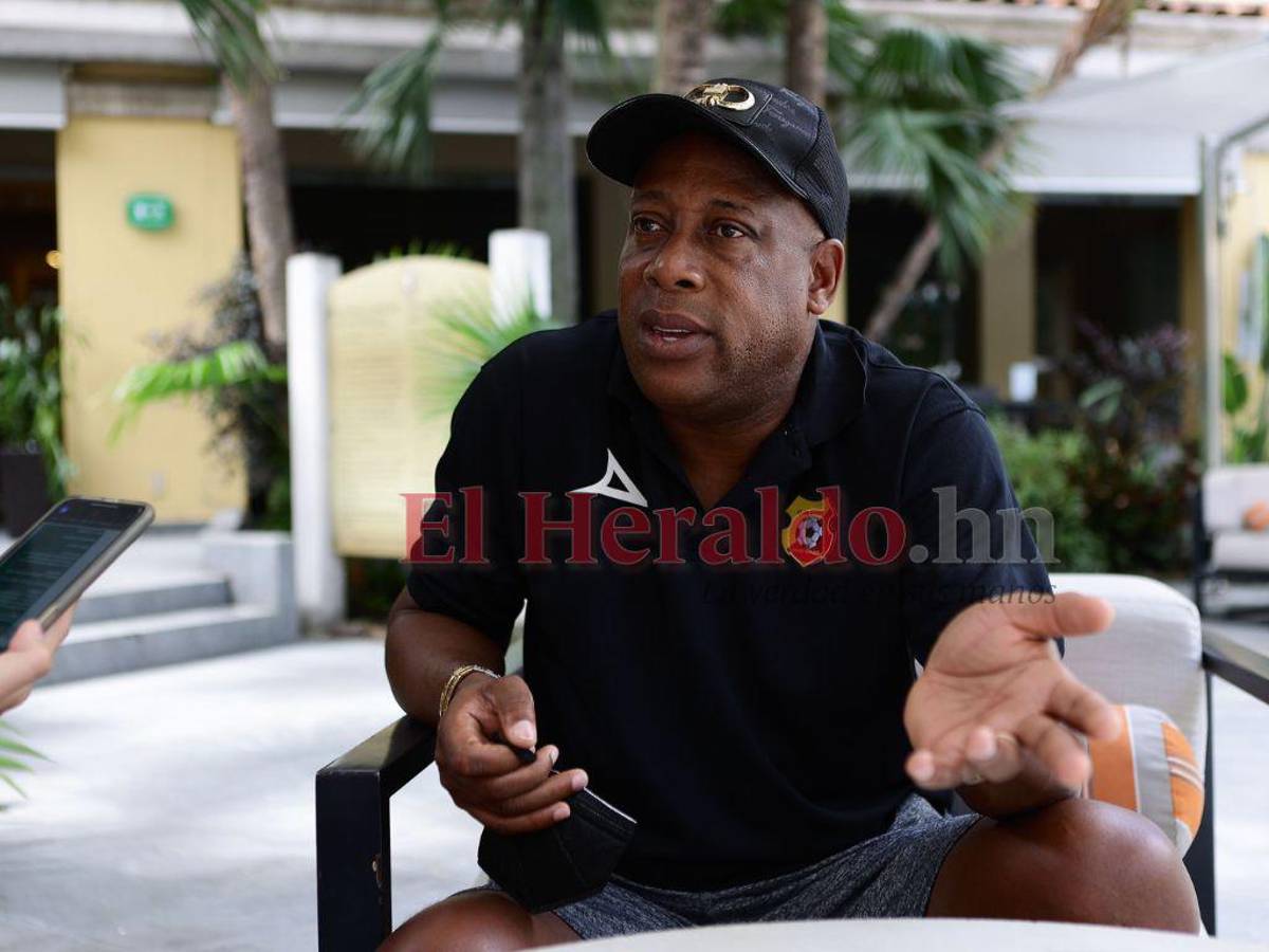 Hernán Medford visita el Estadio Morazán tras su última etapa con Real España en 2019.