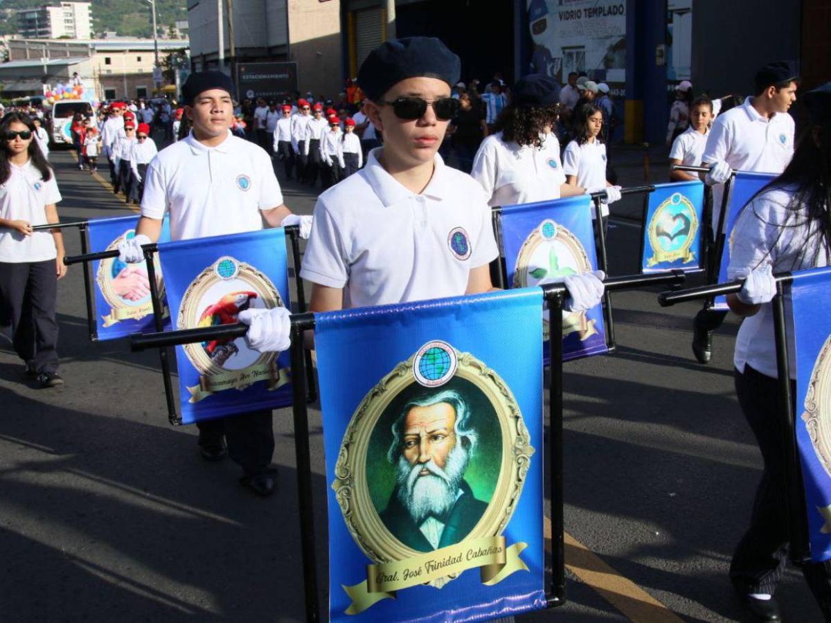 Fauna, próceres, palillonas y más: escuelas conmemoran el 204 aniversario de independencia