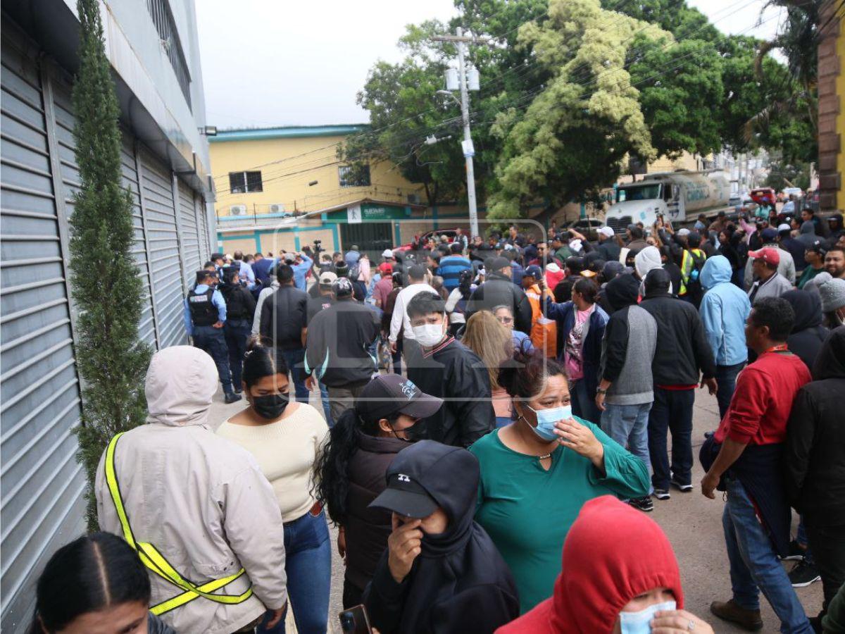 Entre protestas de Libre y agresiones: así se desarrolla entrega de credenciales a alcaldes en el CNE