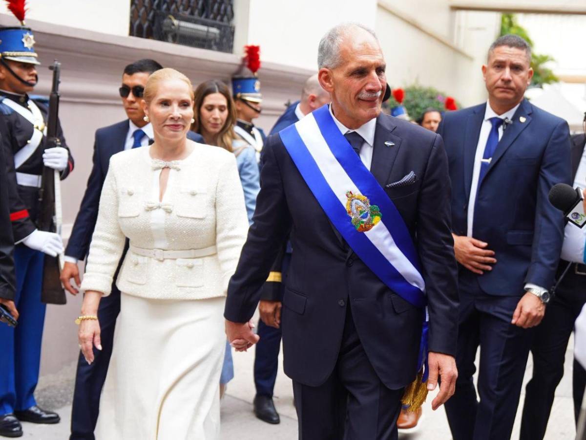 Tonos blancos y pasteles: Así vistieron las damas en la toma de posesión