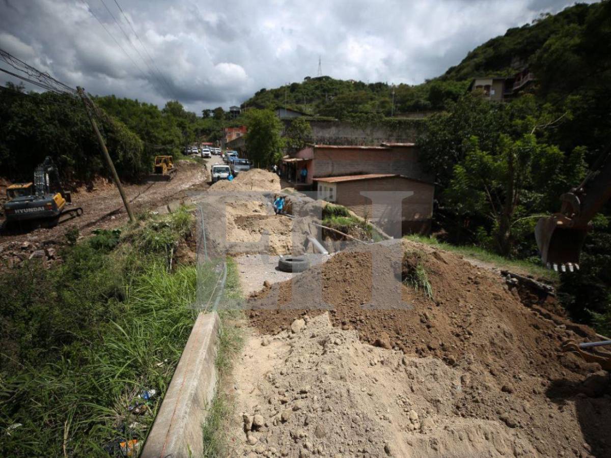 Avanzan obras en la colonia Reynel Fúnez ante socavón por colapso de caja puente