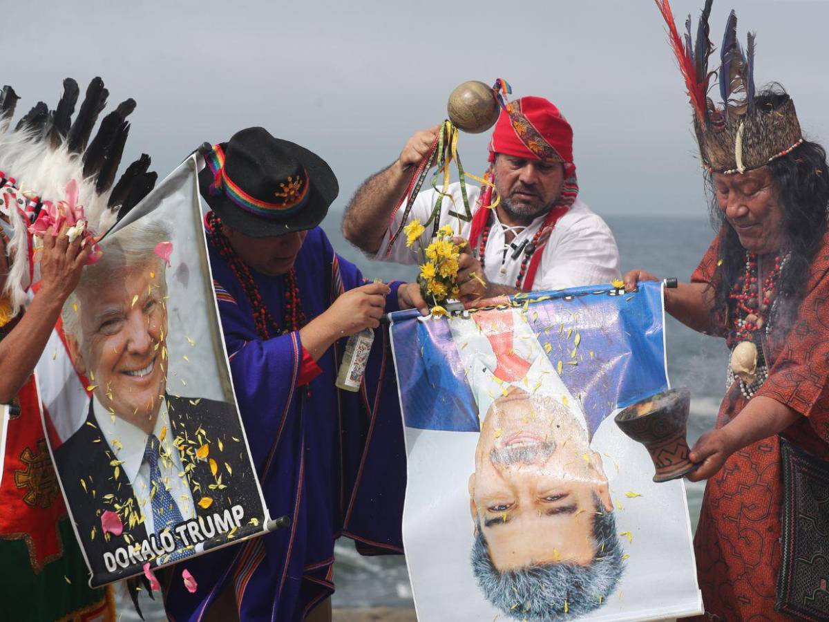 Chamanes y curanderos en Perú realizan ritual de fin de año y predicen para 2026