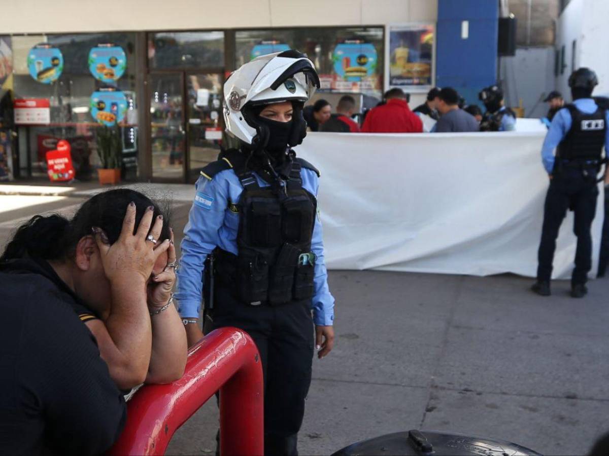 Imágenes de dolor e impotencia: acribillan a mototaxista en una gasolinera de Comayagüela