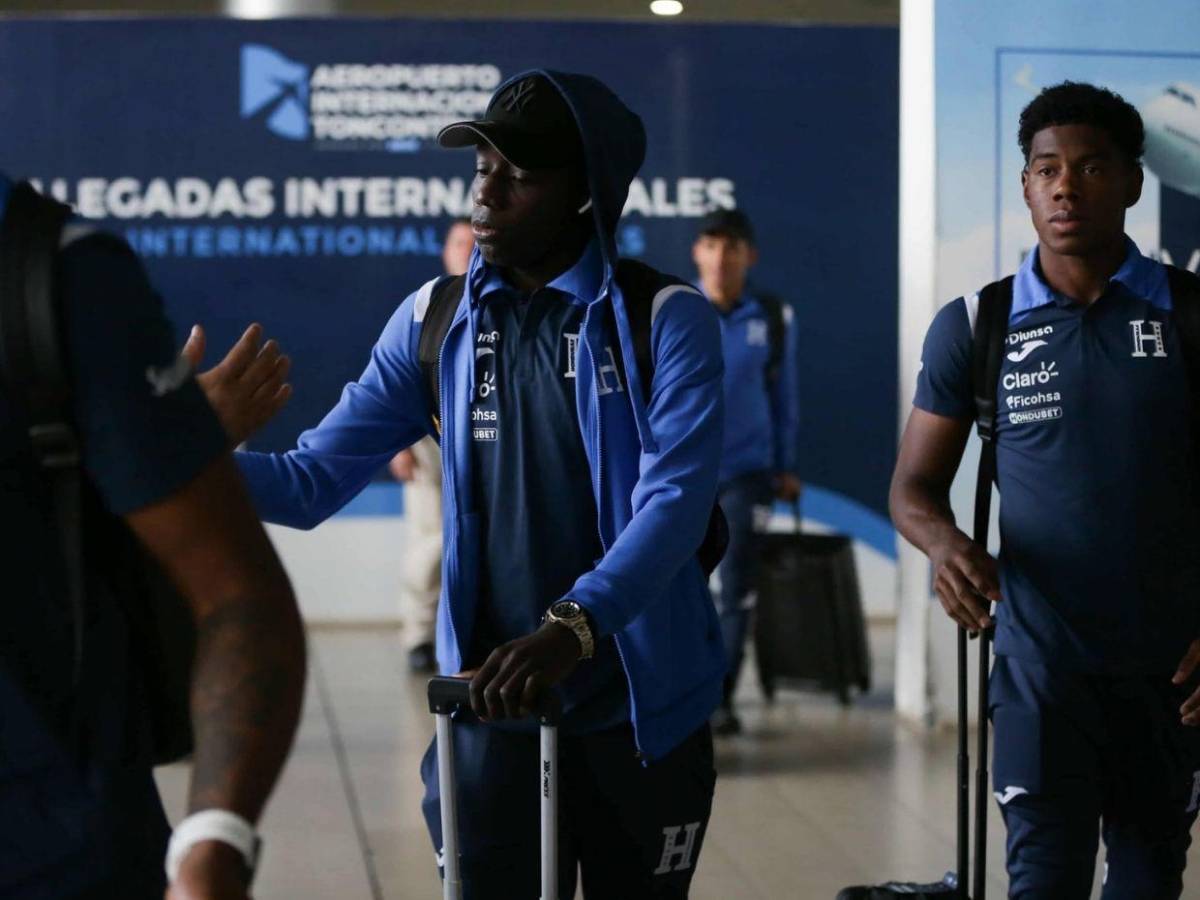 Selección de Honduras llega al país: directivos y jugadores con caras largas