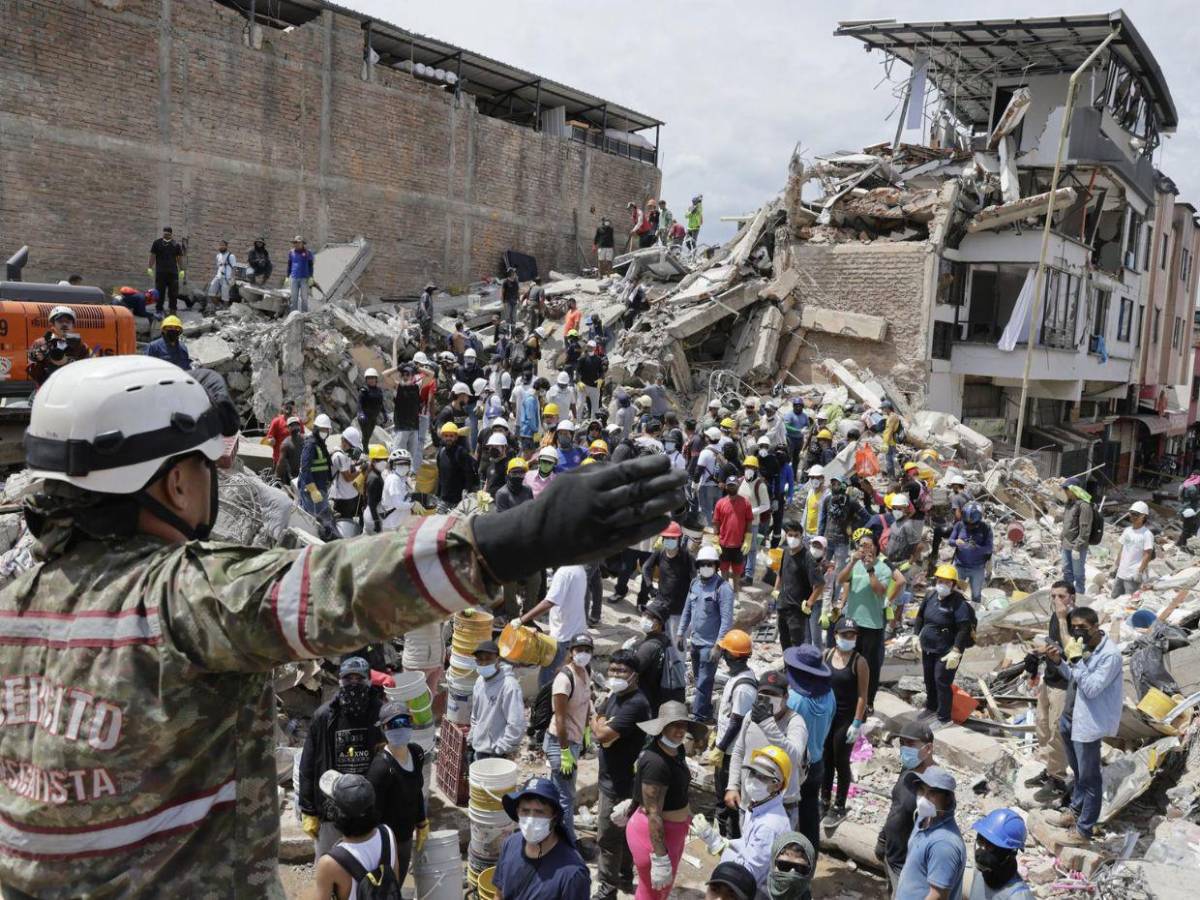 “Todo lo que conseguimos es poco”: llega ayuda al epicentro del terremoto de 7.4 en Colombia