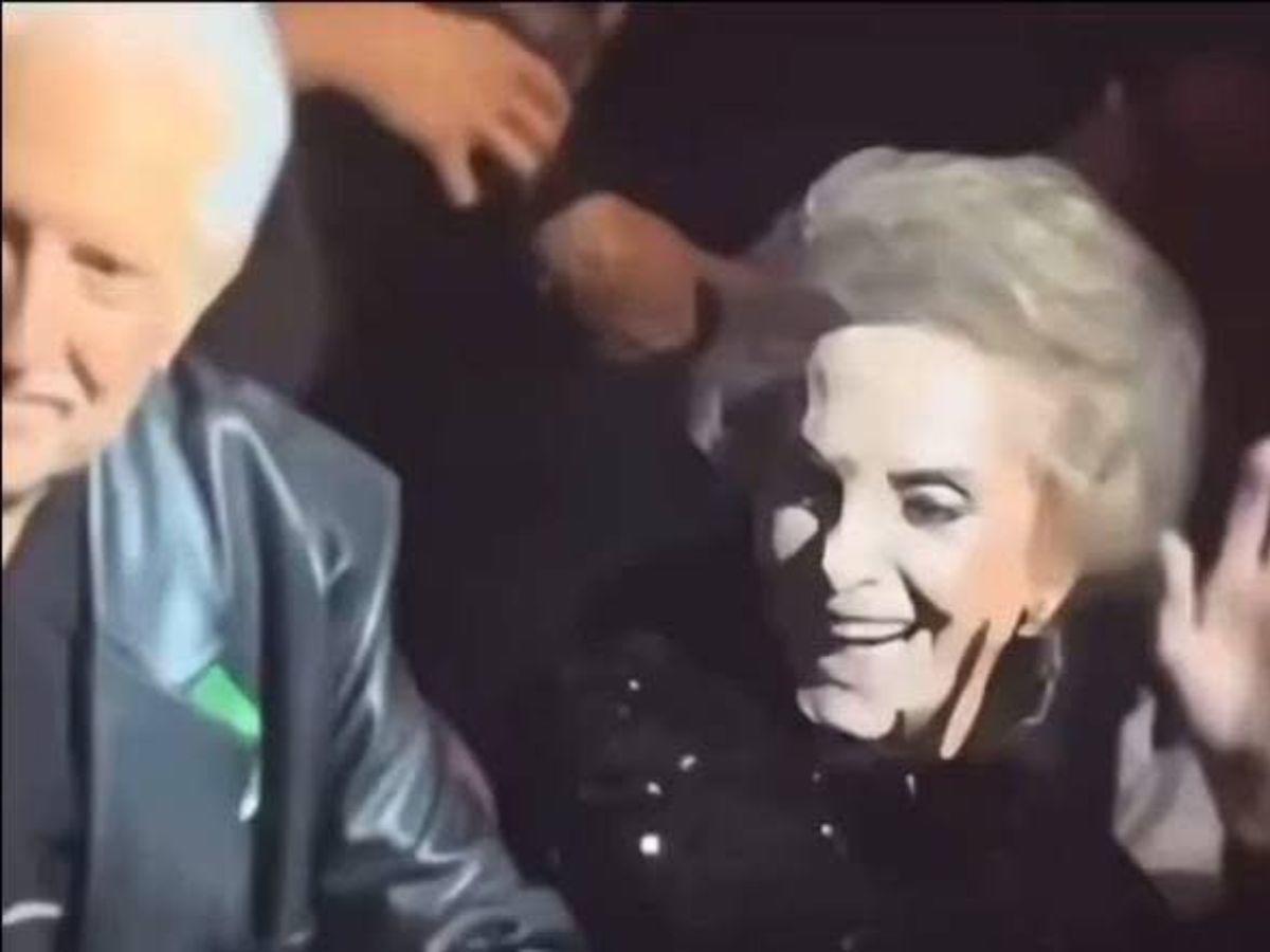 Doña Cuquita, viuda de Vicente Fernández, captada cariñosa con otro hombre en concierto