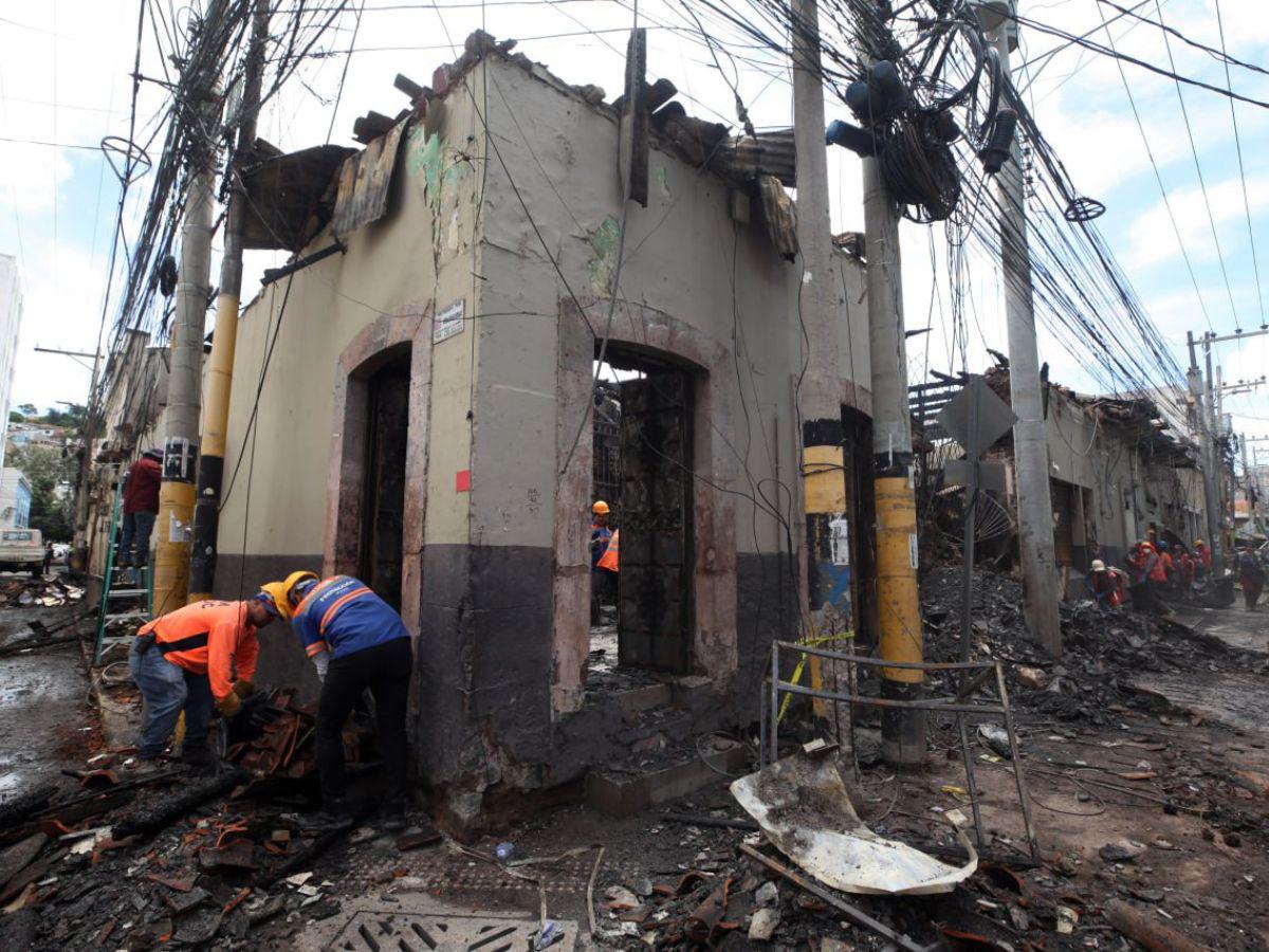 Solo cenizas y escombros: Así quedaron locales tras incendio en el centro de Tegucigalpa