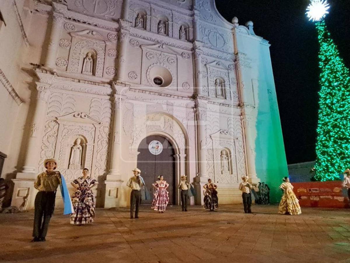 Comayagua recibe 2026 con luces frente a su icónica catedral