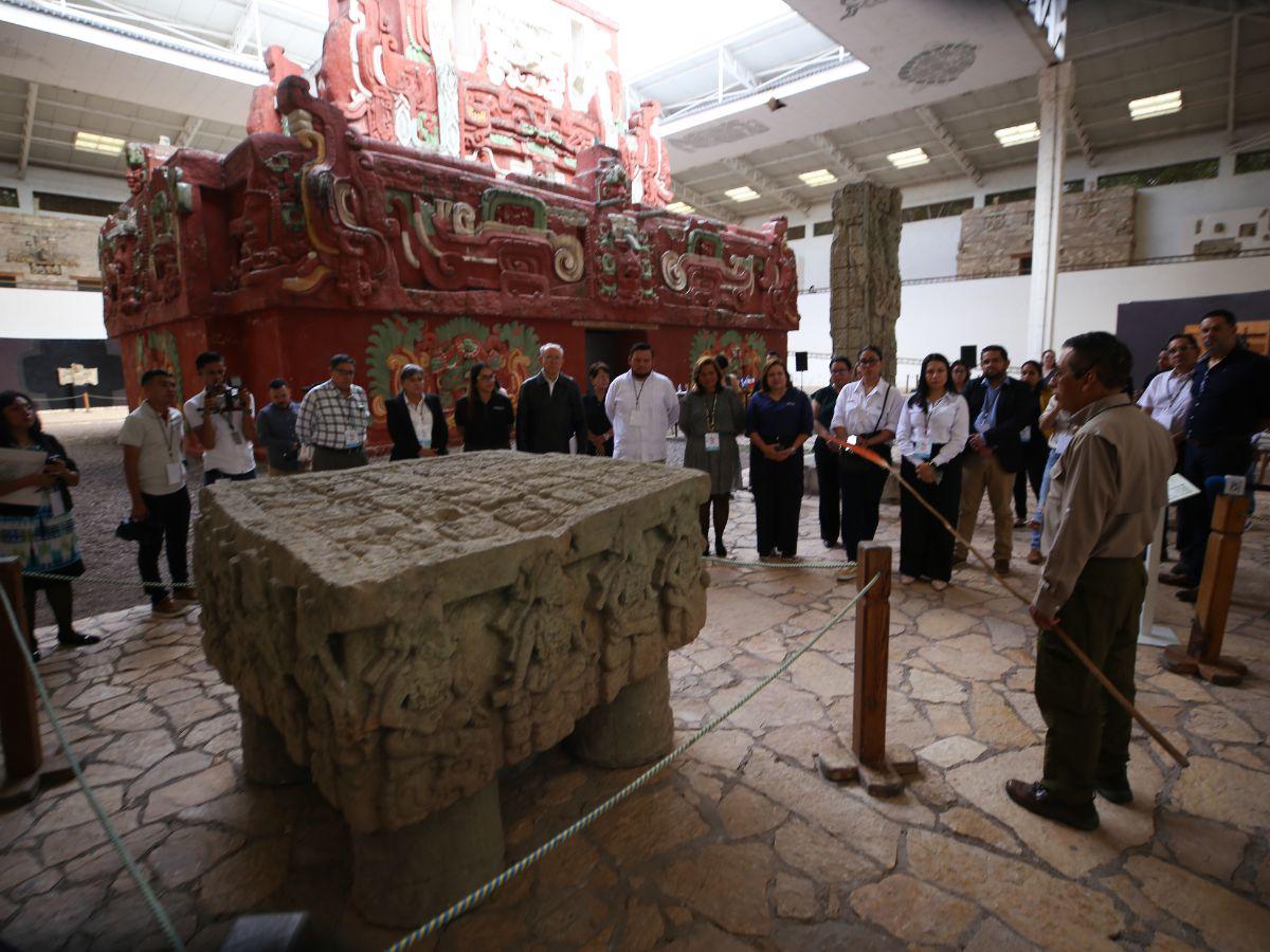 Durante el evento, Yobani Peraza, presidente de la Asociación de Guías Turísticos de Copán, hizo un recorrido por la historia del Altar Q, para poner en contexto la importancia de la civilización maya en el marco de la historia universal.
