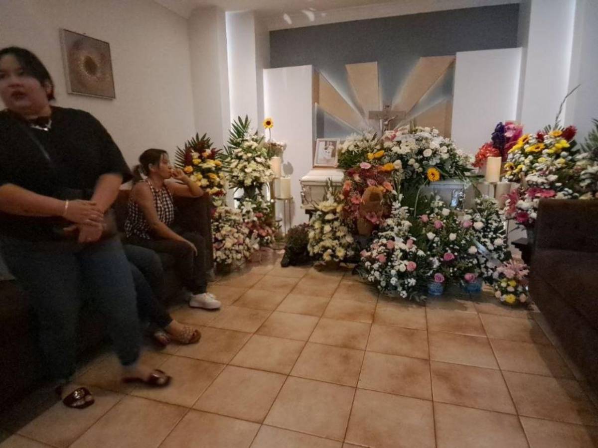 Rodeada de flores y con fotos: velan a Leyreth Aguilar, víctima del accidente en Villa Nueva