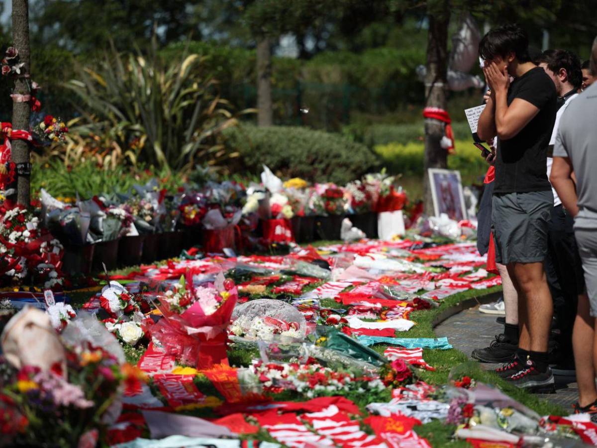 You´ll Never Walk Alone: Seguidores del Liverpool rinden homenaje a Diogo Jota