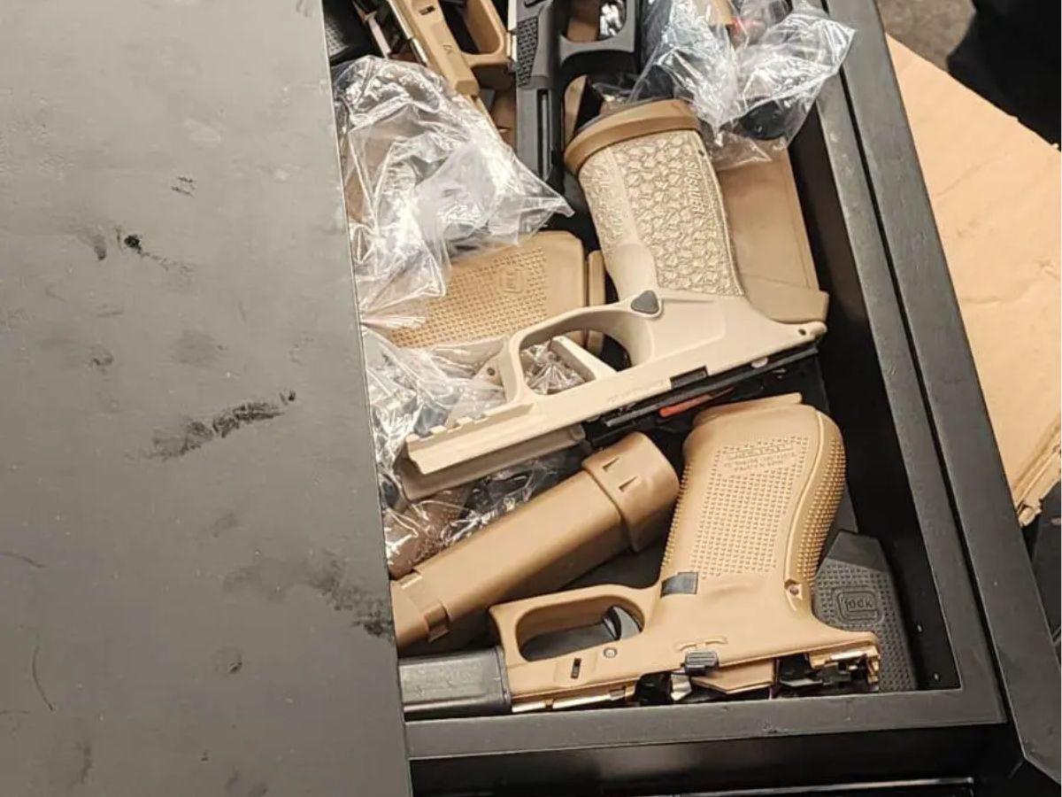 Venían camufladas entre ropa, juguetes y encomiendas desde EEUU: contenedor incautado con armas