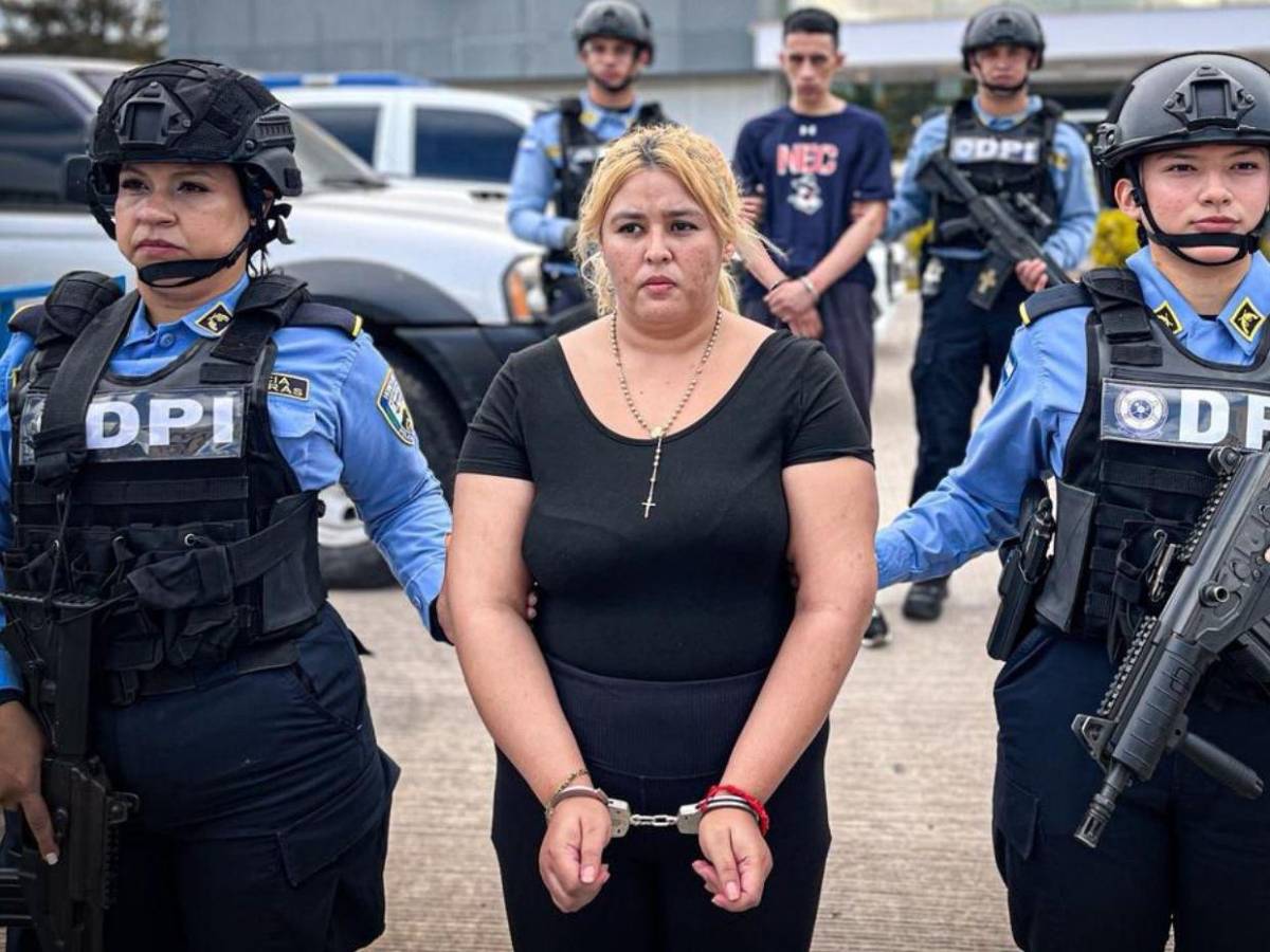 Sospechosos le dijeron a Winiker que su pareja le envió un ramo y la mataron en la vía rápida