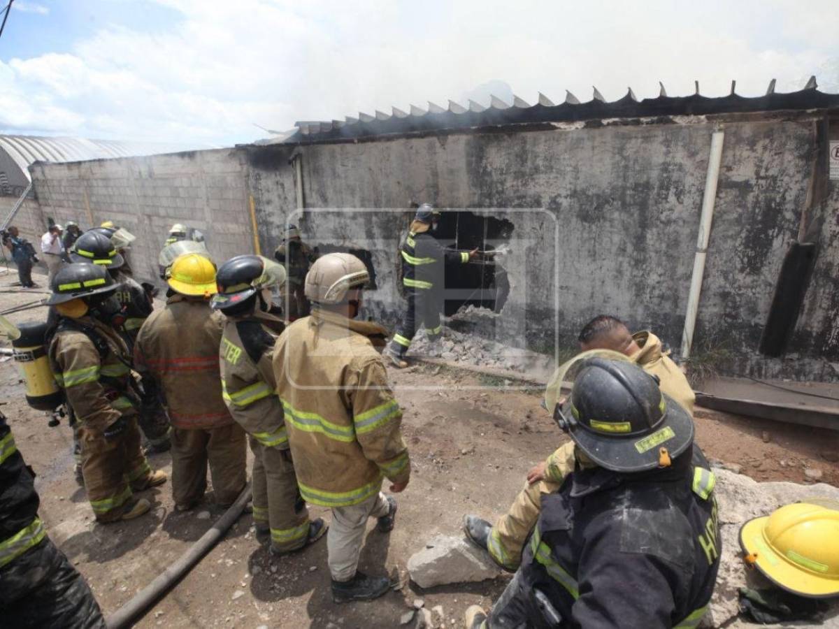 Rostros fatigados y seis horas sofocando las llamas: bomberos continúan con el rescate tras incendio