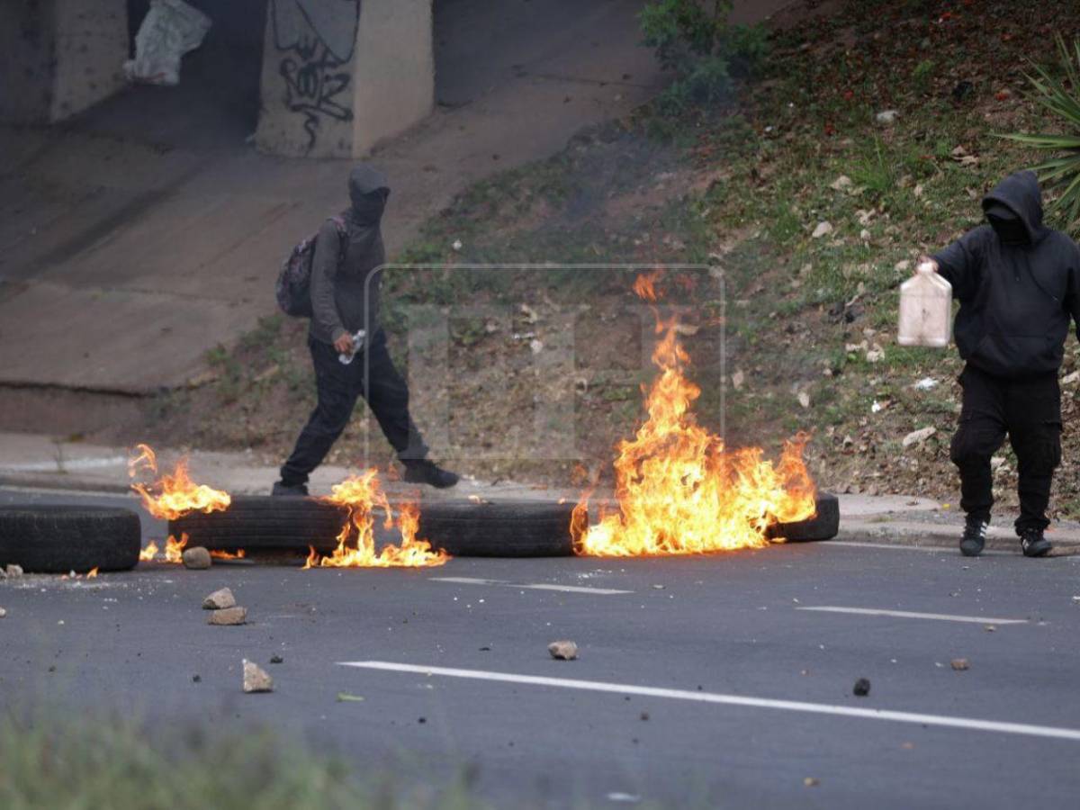 Encapuchados y quemando llantas, colectivos de Libre obedecen a movilización de Mel Zelaya