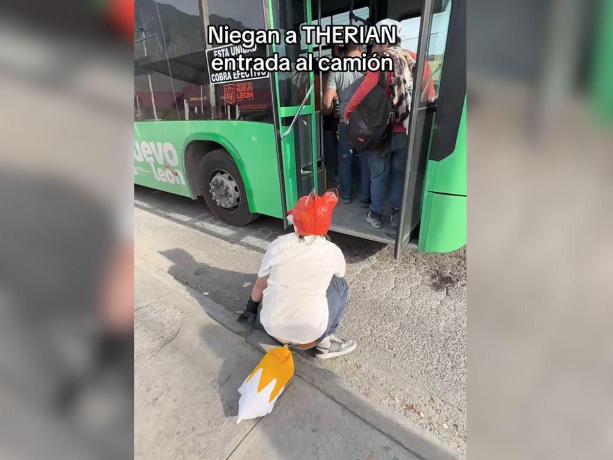 Por eso los atropellan: conductor de un autobús le cerró la puerta a un joven 'therian'