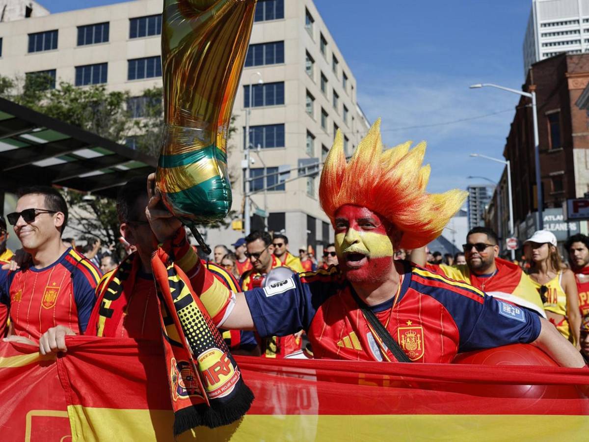 Locura en calles de Atlanta, cientos de españoles animan la previa España vs Cabo Verde