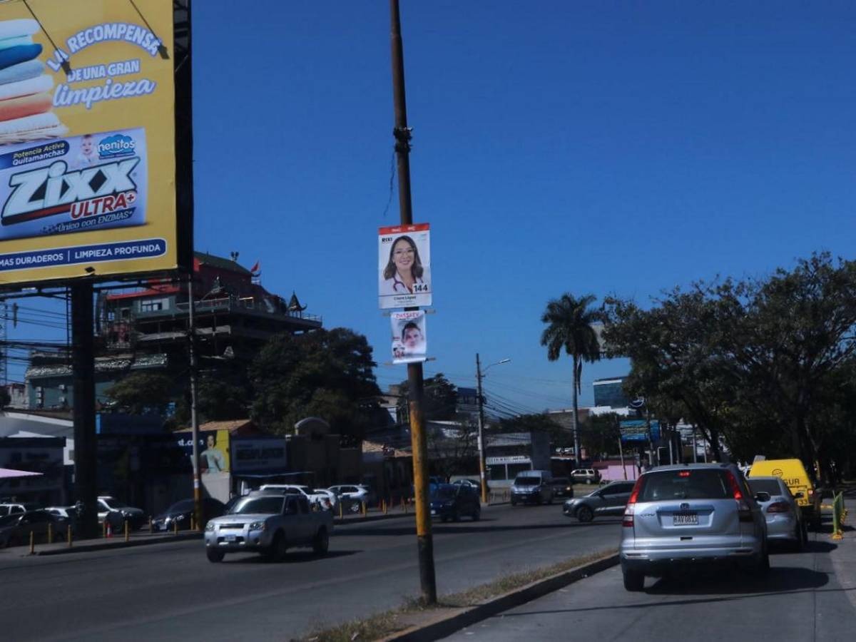 Postes del tendido eléctrico y puentes se convierten en vallas propagandistas