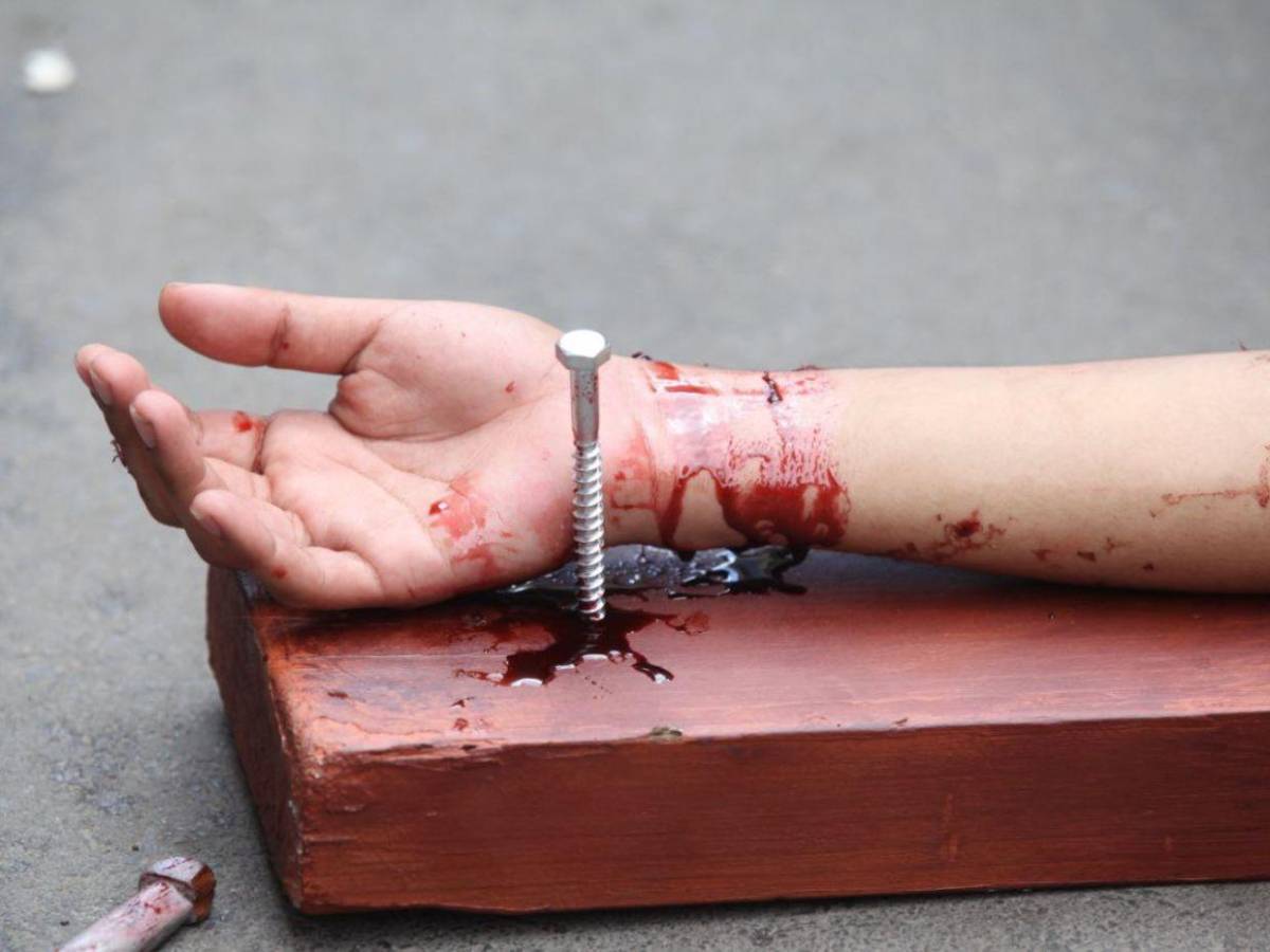 En Fotos: la agonía en la crucifixión de Jesús durante el Vía Crucis de Viernes Santo