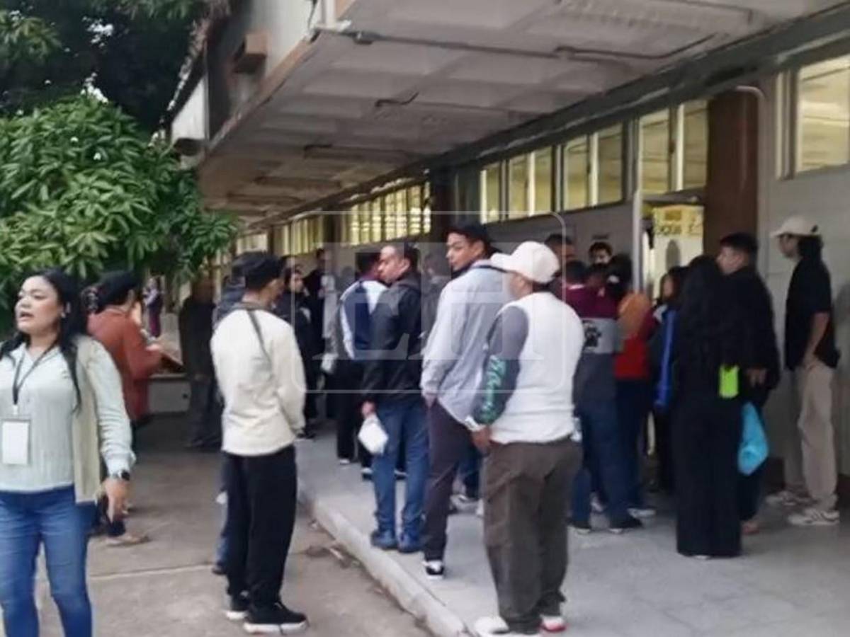 Hondureños madrugaron a esperar apertura de urnas para votar