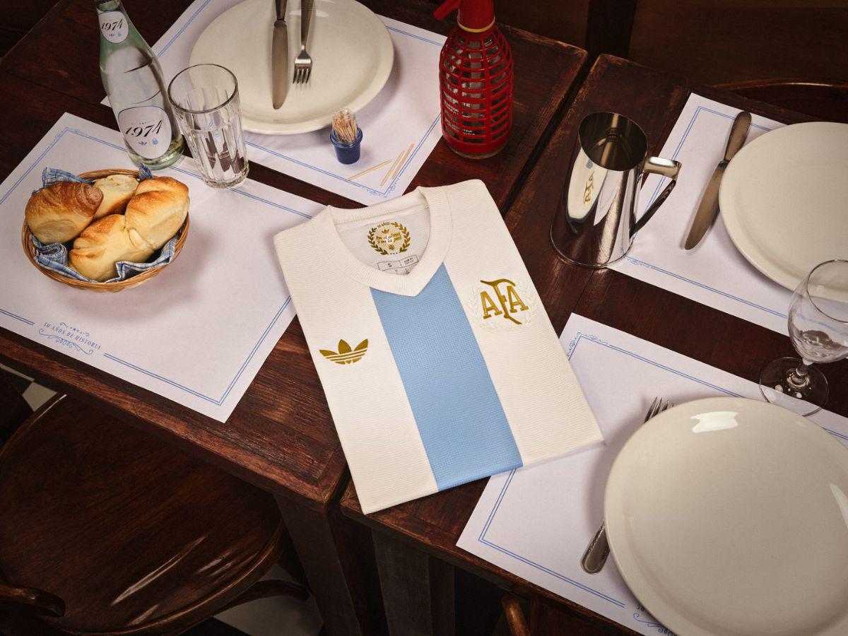 A lo retro, Argentina presenta su nueva camiseta inspirada en el Mundial de 1974 A lo retro, Argentina presenta su nueva camiseta inspirada en el Mundial de 1974
