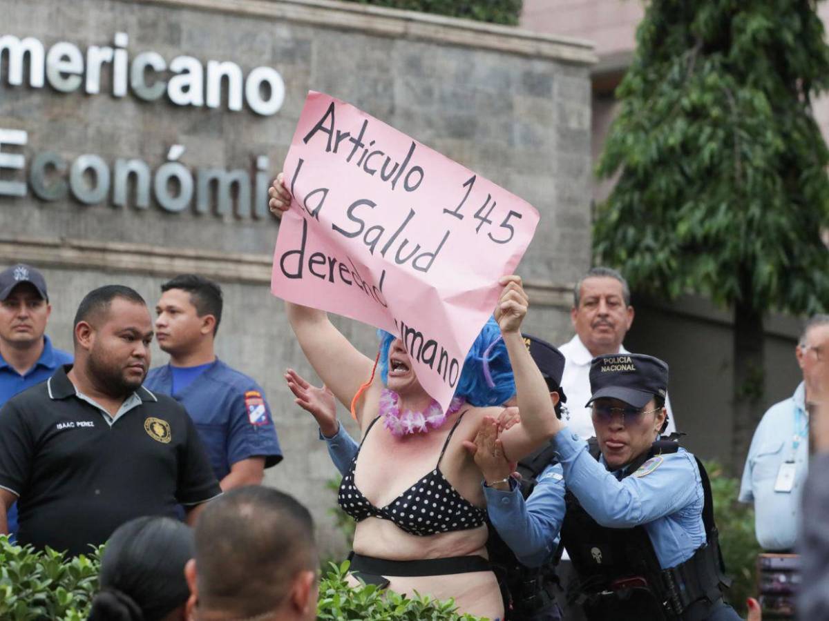 “Presidente, lo amo”: Inéditas fotos del retiro de Floridalia durante el discurso de Asfura