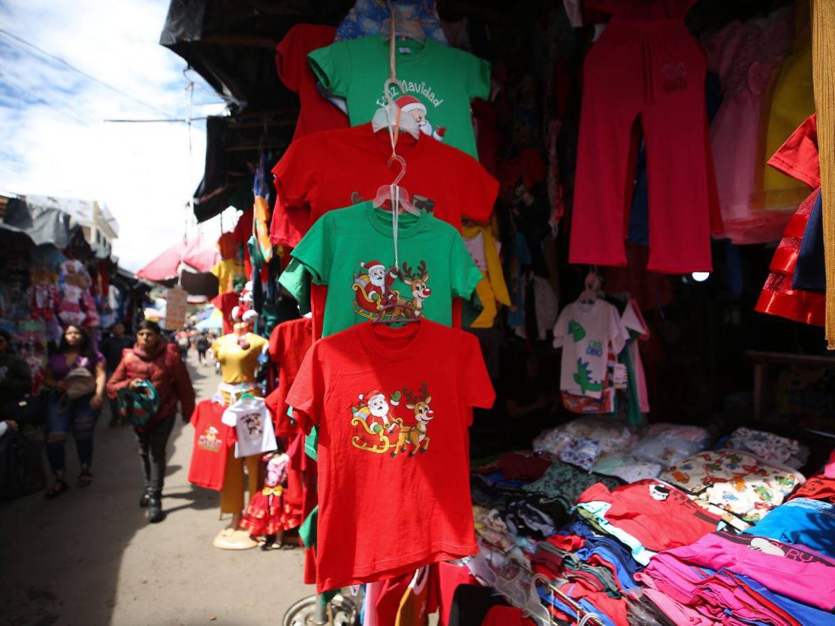 La Navidad se adelanta en los mercados capitalinos con luces y color