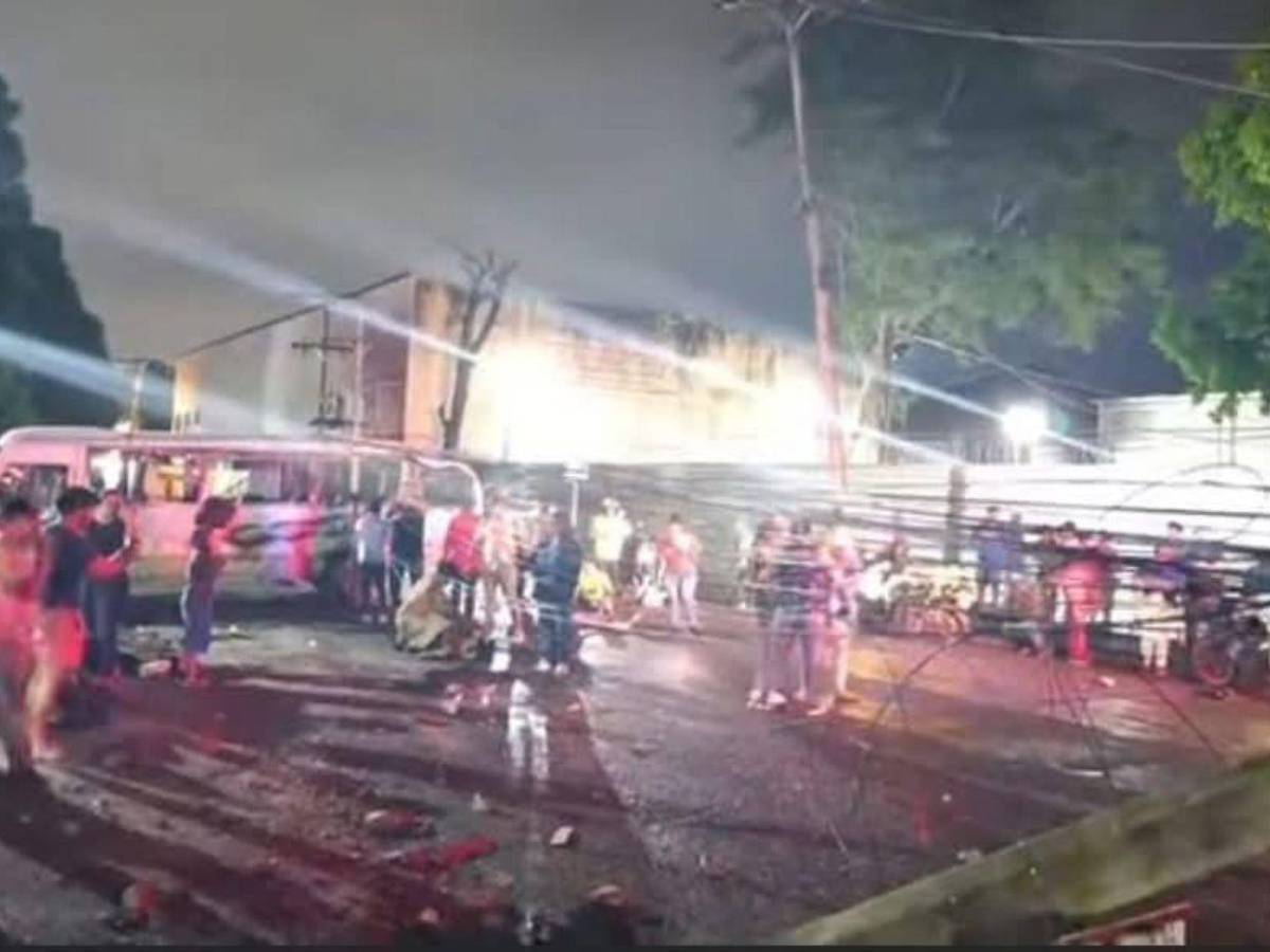 Mujer perdió la vida tras choque entre rapidito y camión en SPS; hay al menos 15 heridos