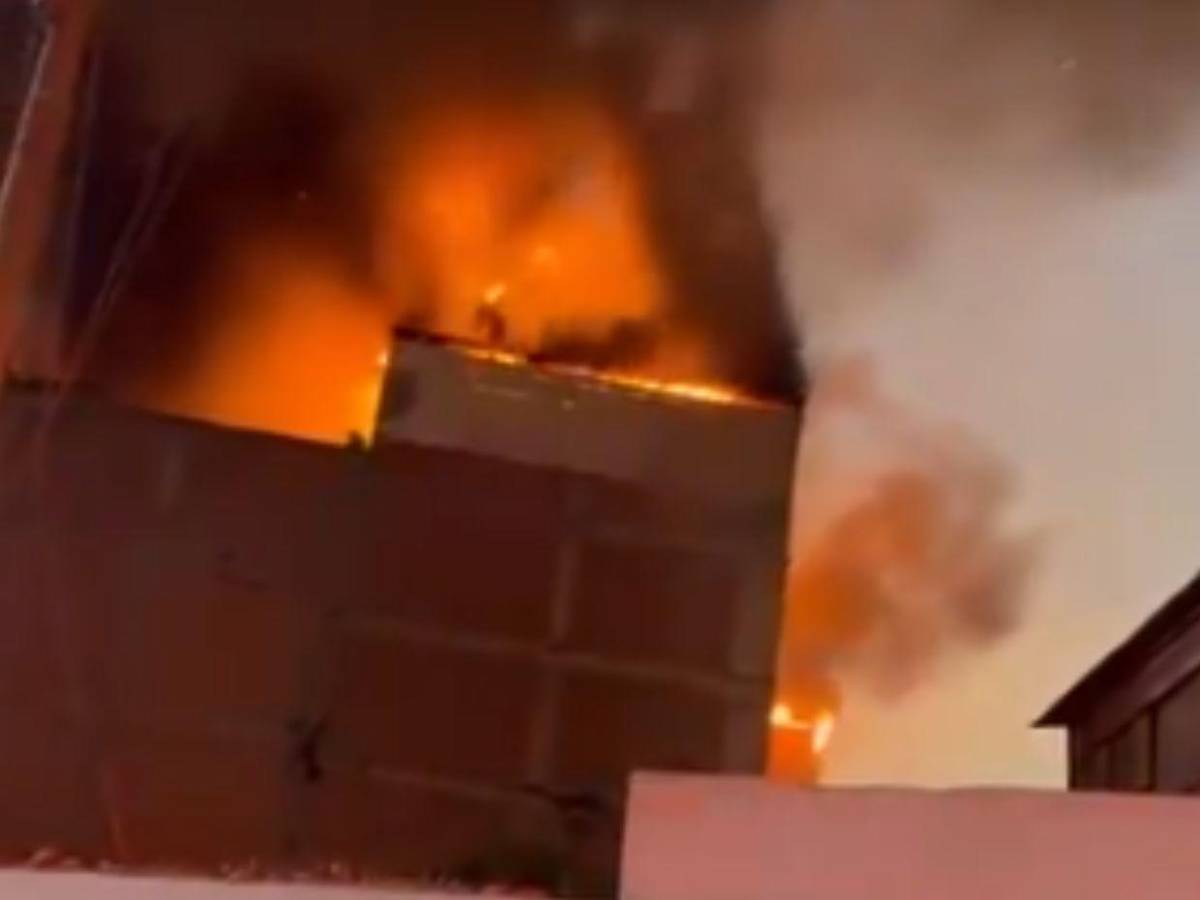 Incendio en Lima: bomberos luchan contra llamas en almacenes de juguetes