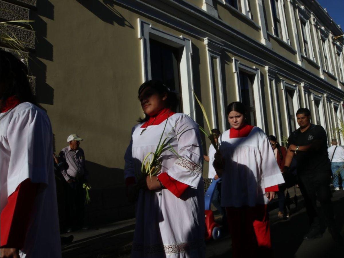 Con cantos y palmas en manos, feligreses conmemoran el Domingo de Ramos