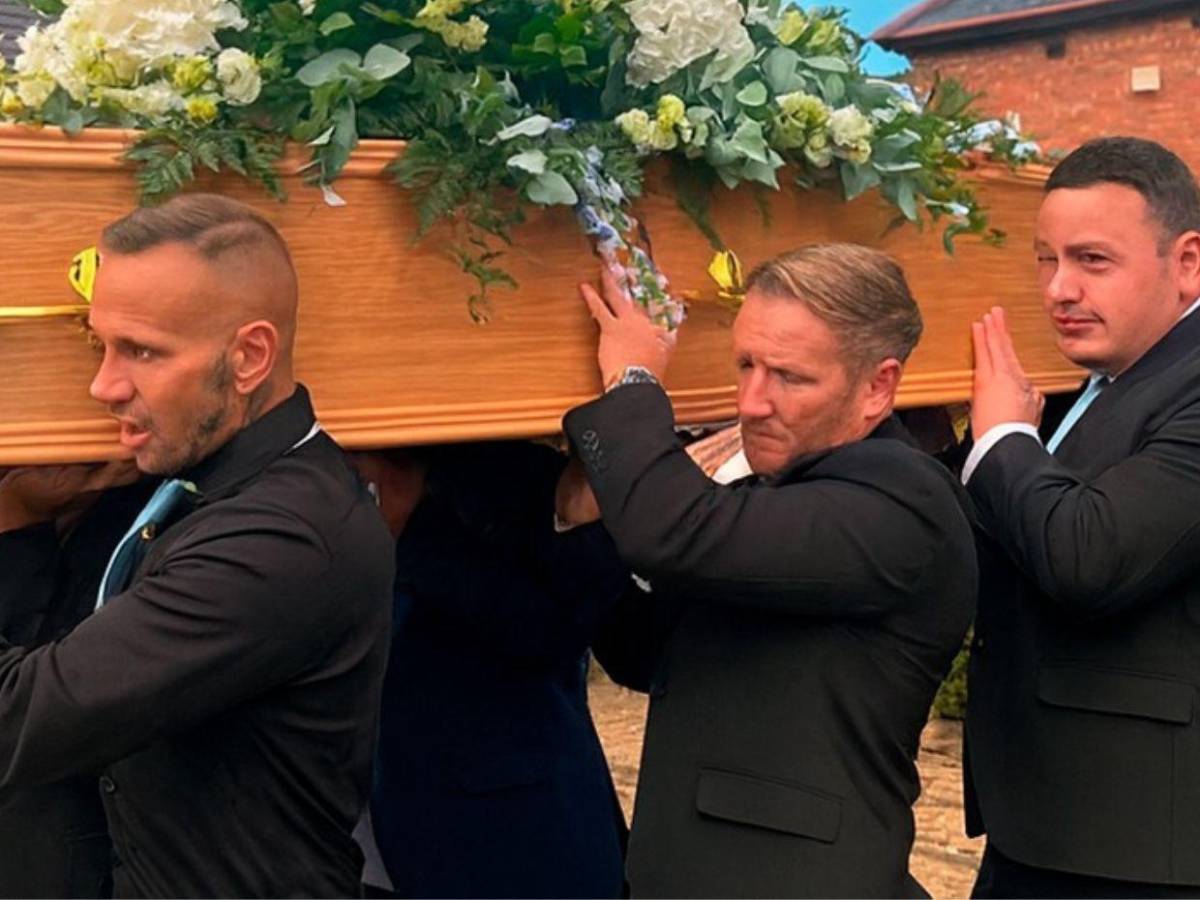 Hombre murió de un paro cardiaco mientras cargaba el ataúd de hijo en Inglaterra